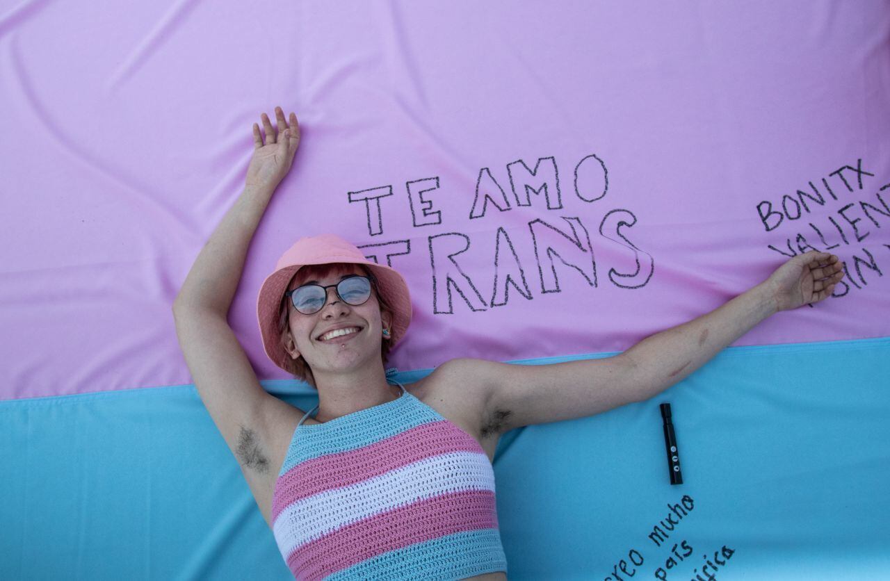 La comunidad trans desplegó una megabandera, la cual fue firmada con frases de amor e inclusión.