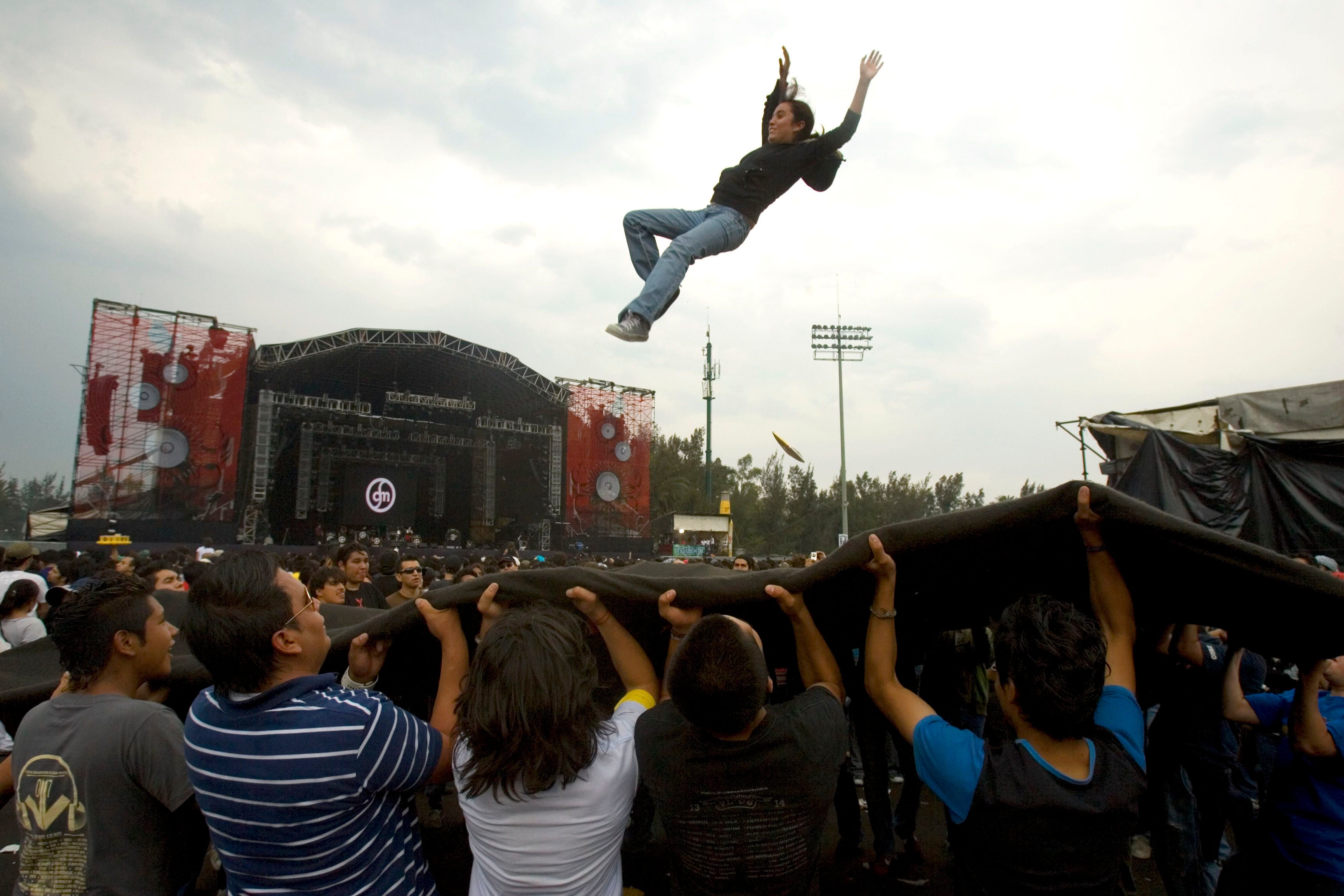 Vive Latino celebró 25 años. En la imagen, una fan del rock and roll es lanzada al aire durante el festival Vive Latino en el Foro Sol, en la Ciudad de México, el 5 de mayo de 2007. (Foto AP/Eduardo Verdugo, archivo)