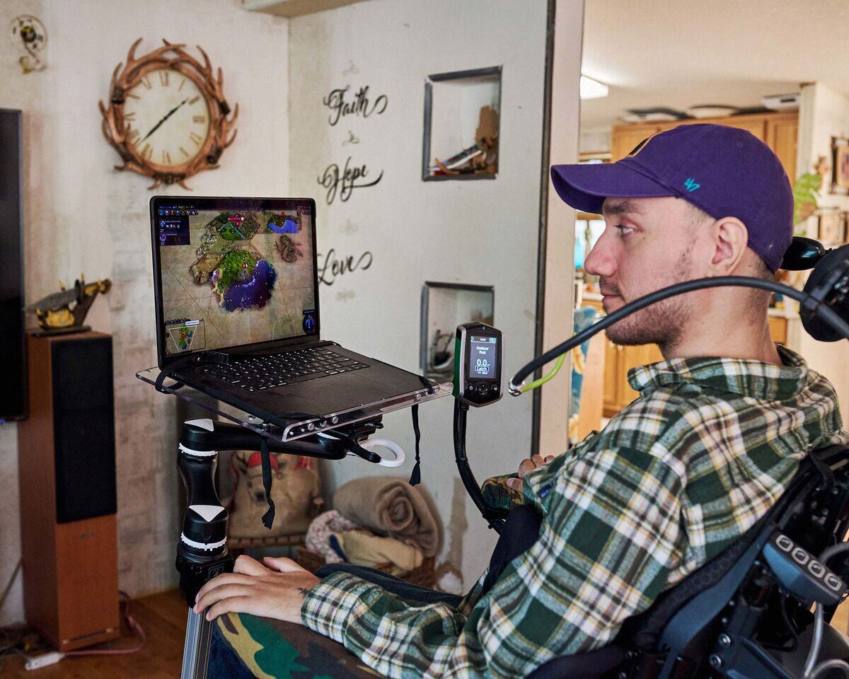 El implante le permite a Arbaugh jugar juegos de computadora con relativa facilidad. Fotógrafo: John Francis Peters para Bloomberg Businessweek