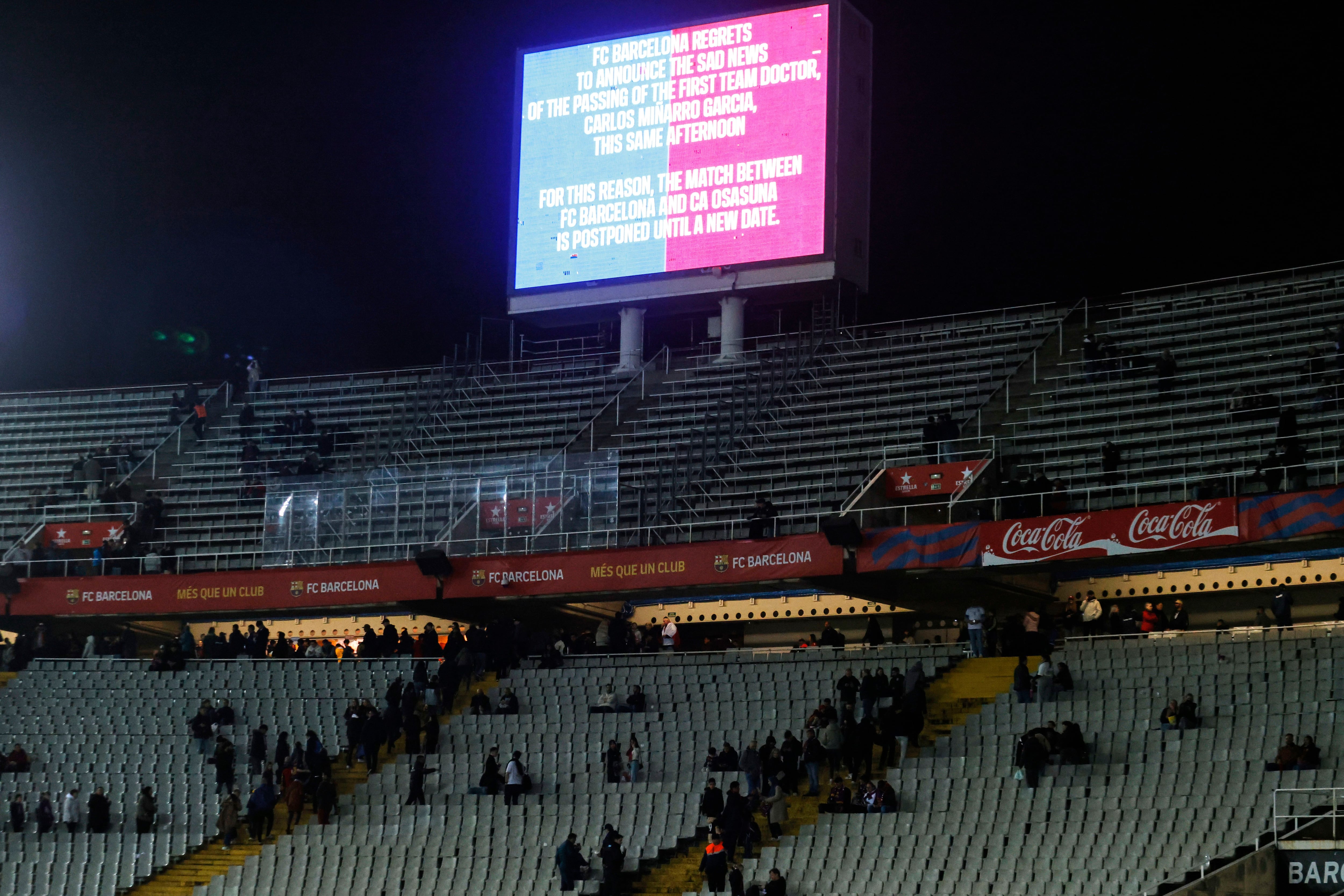 La pantalla del Estadio Olímpico Lluis Companys anuncia la cancelación del encuentro entre el Barcelona y el Osasuna. (AP Foto/Joan Monfort)