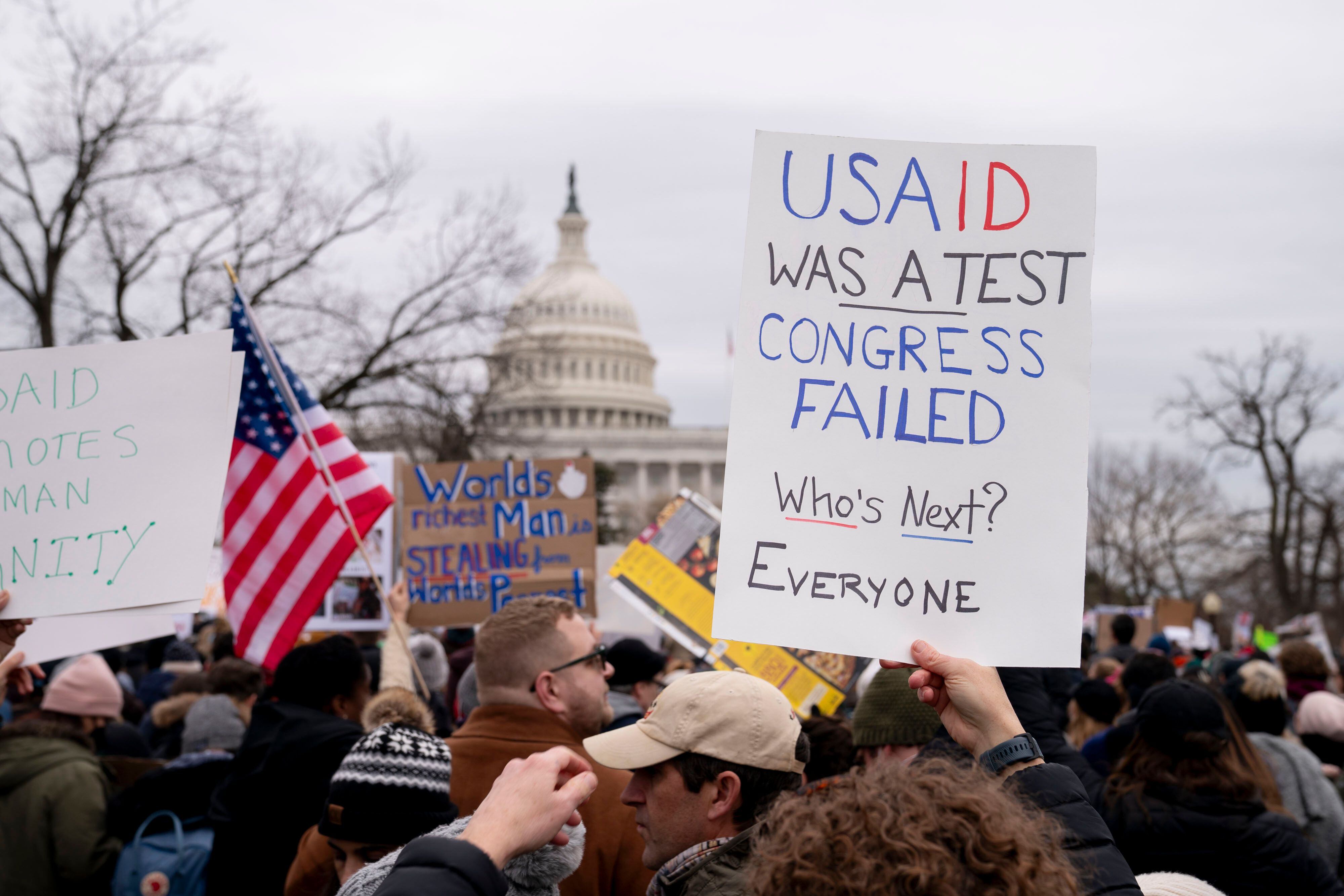 Manifestantes protestan en Washington contra el 'desmantelamiento' de USAID.