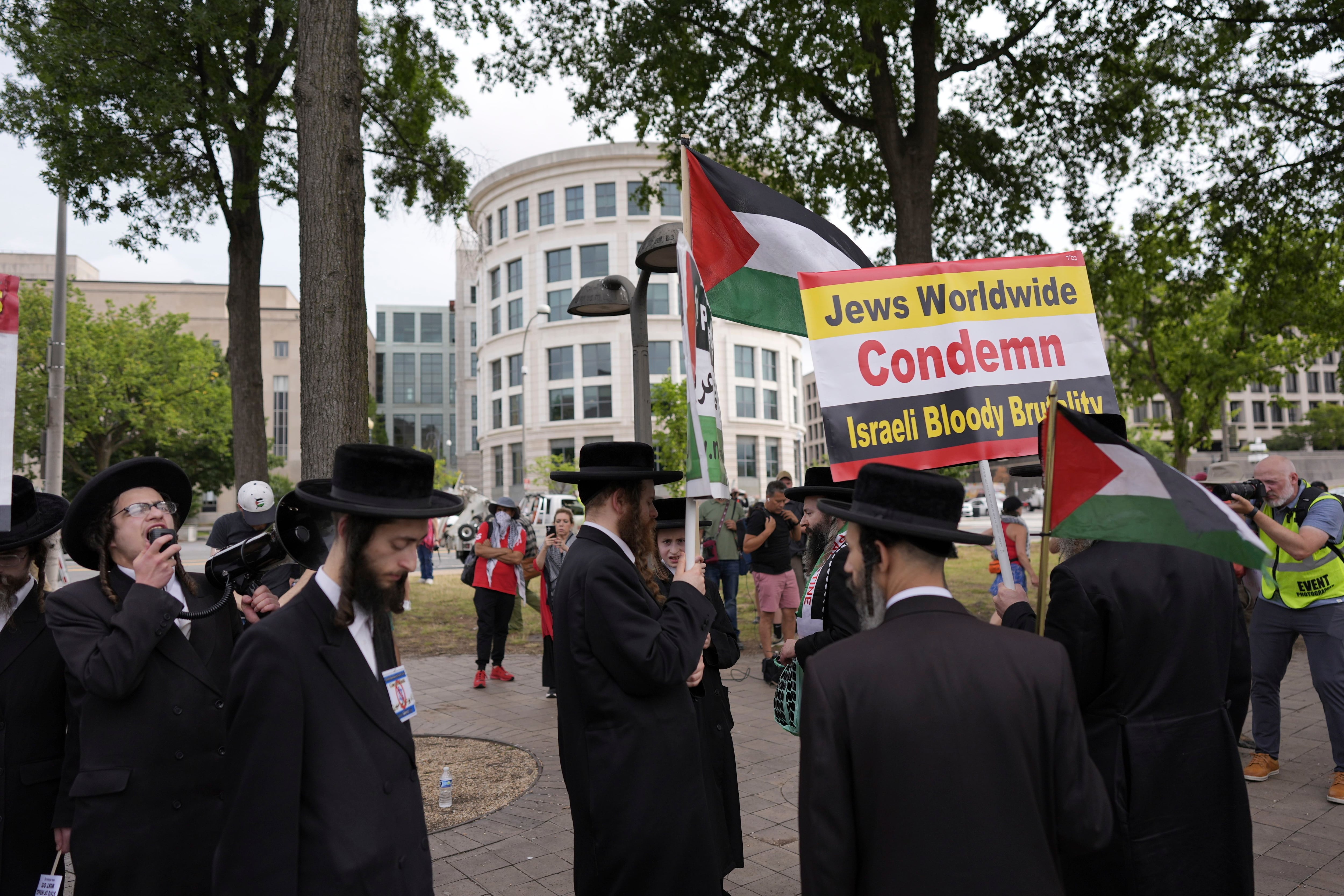 Judíos jasídicos y otras personas protestan contra las políticas de Netanyahu hacia los palestinos, cerca del Capitolio, ante la visita de Benjamin Netanyahu en Washington.