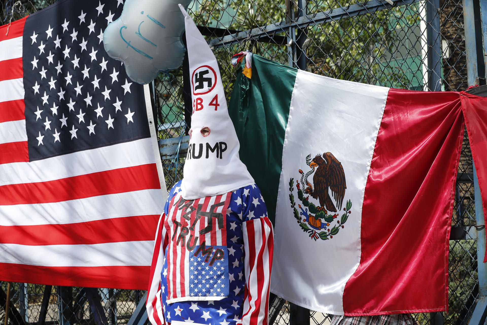 Decenas de activistas protestaron frente a la embajada de EU en CDMX. (Foto: EFE)