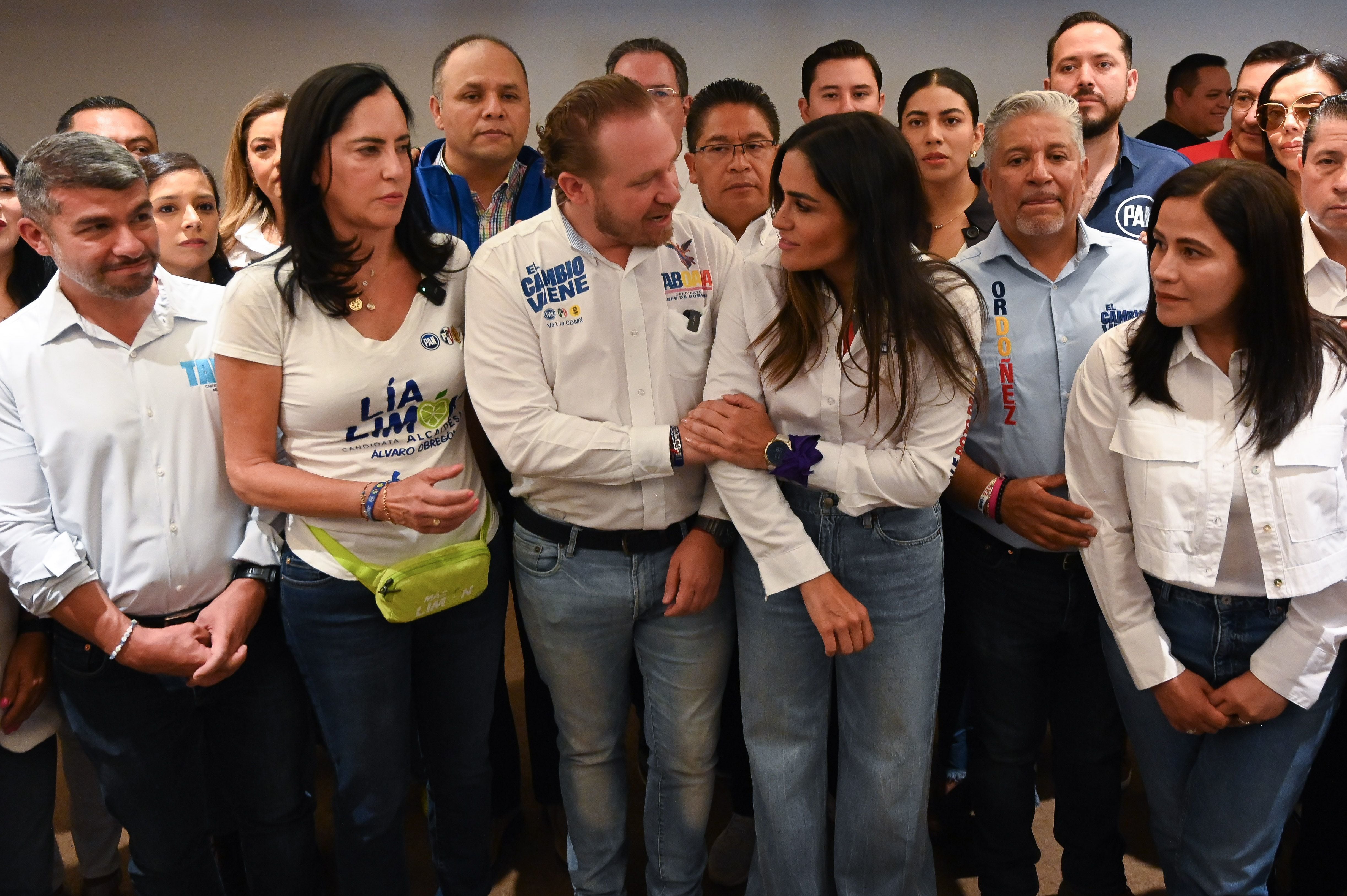 Alessandra Rojo de la Vega acompañada de su alianza partidista, tras el atentado en las inmediaciones de la colonia Peralvillo (Foto: DANIEL AUGUSTO/ CUARTOSCURO)