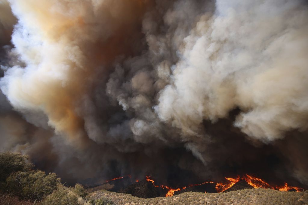 Columnas de humo se alzan mientras el incendio Hughes arde en Castaic, California.