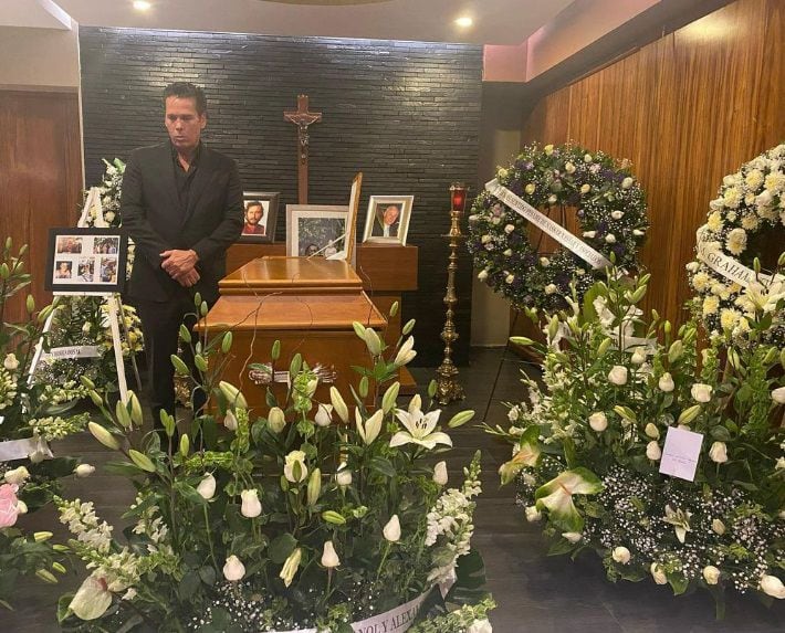 Roberto Palazuelos en el funeral de su papá. (Foto: Instagram @robertopalazuelosbadeaux)