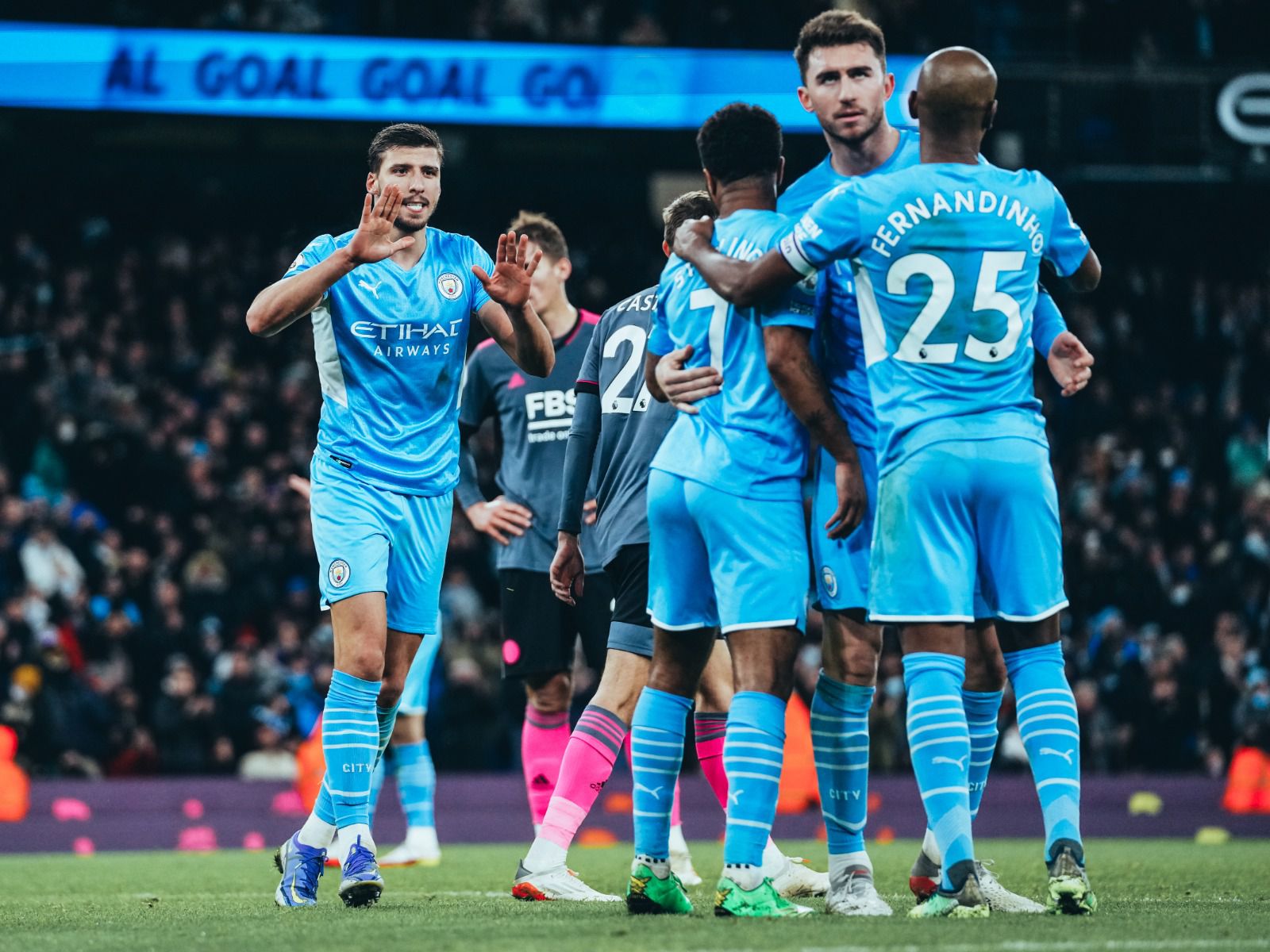 Manchester City golea al Leicester y afianza liderato en la Premier League