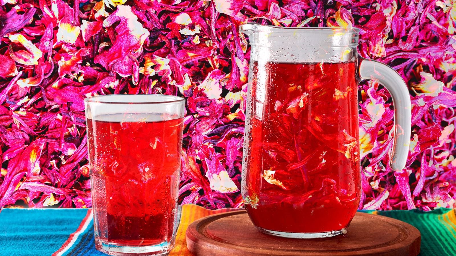 El té de jamaica es una bebida que tiene potenciales beneficios para la salud. (Fotoarte: El Financiero / Shutterstock).