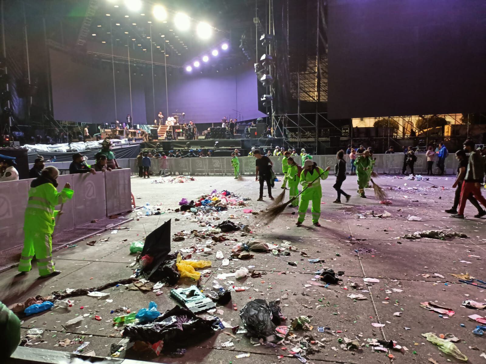 Alrededor de las 11:30 pm comenzaron las labores de limpieza tras el concierto de Grupo Firme en el Zócalo. (Foto: Brenda Escudero / El Financiero).