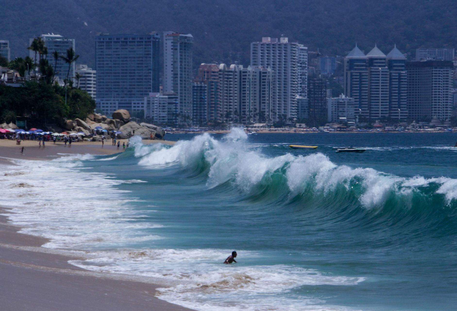 Grandes olas en las playas de Acapulco, Guerrero.