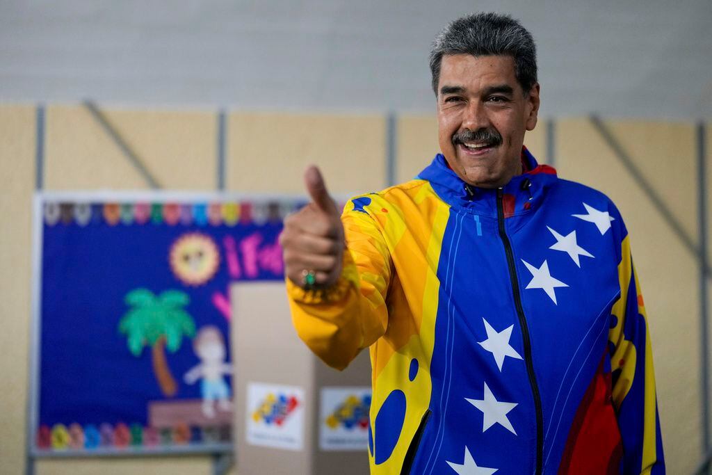 El presidente Nicolás Maduro muestra su dedo después de votar en las elecciones presidenciales en Caracas.