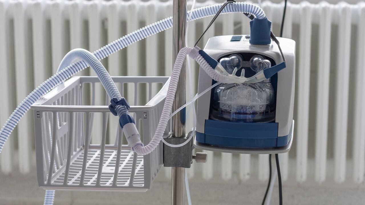 Ya sea en cánulas o como mascarillas, estos instrumentos pueden dar de 40 a 60 litros de oxígeno a un paciente.