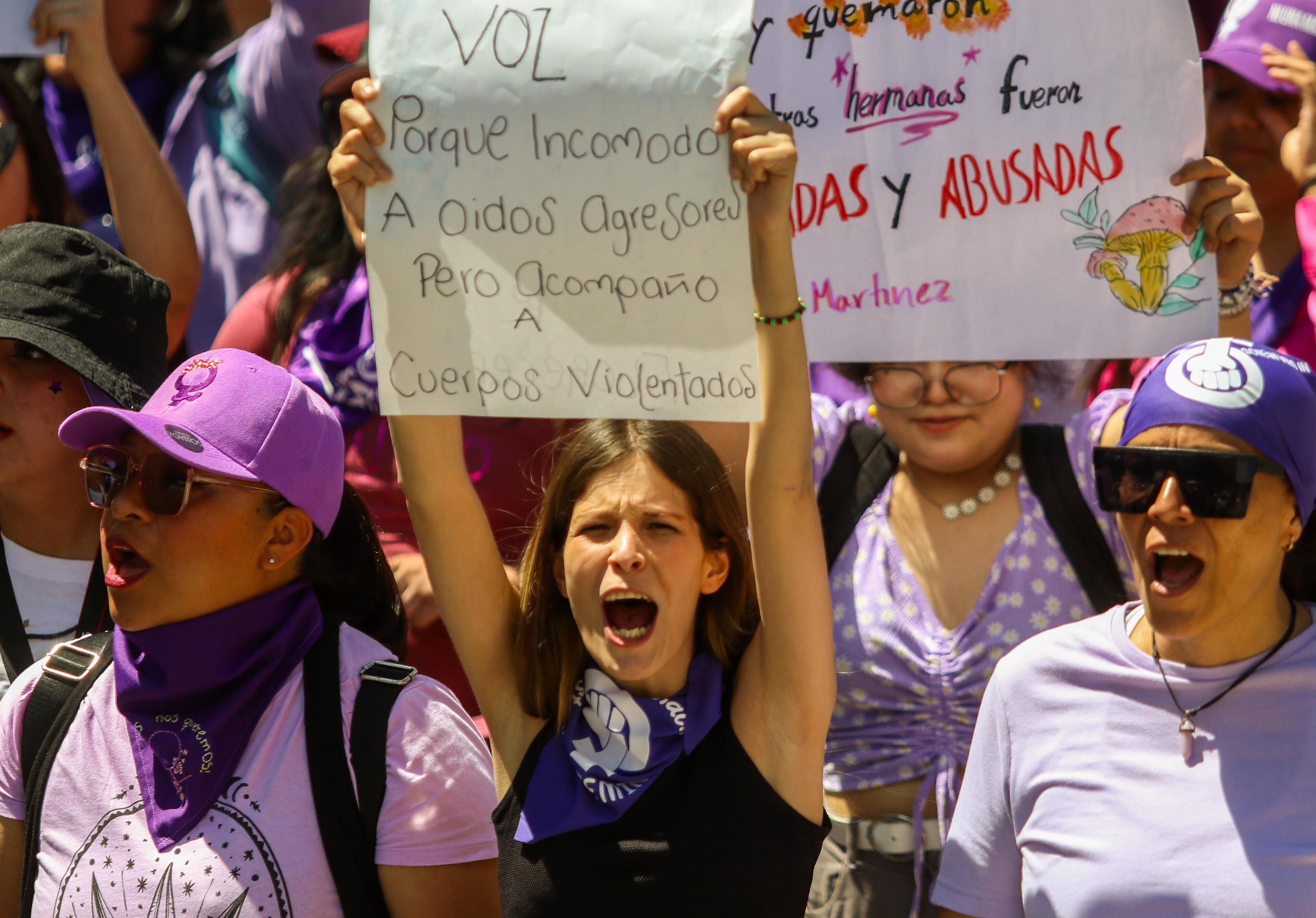 Contingentes de mujeres reclaman justicia por la violencia feminicida en este 8M.