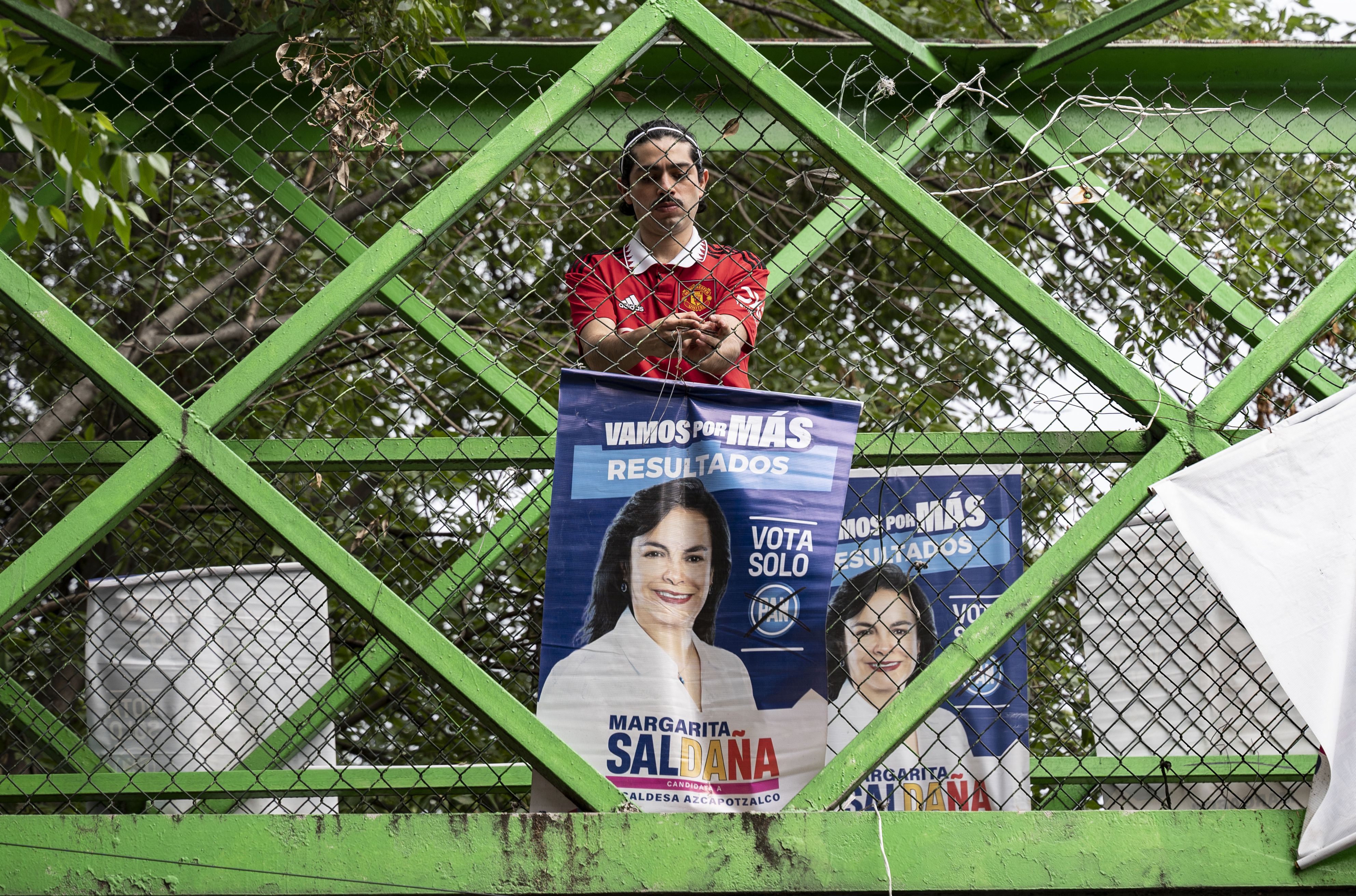 Mizael Perea recolecta posters de campaña y con ellos realiza sus creaciones.