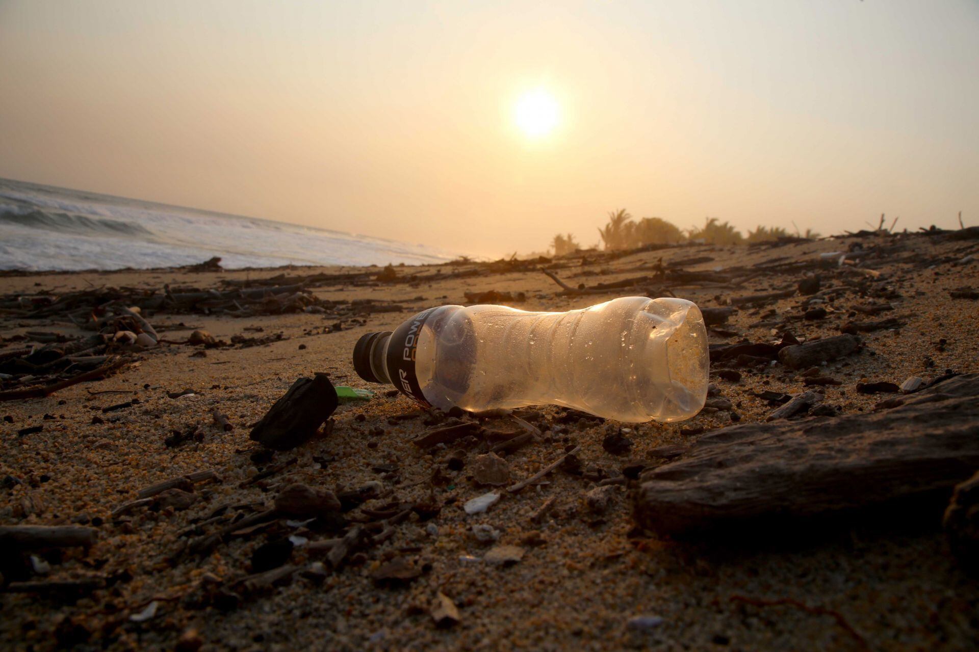 Miles de toneladas de plásticos y otros desechos llegan a las playas, esto afectada gravemente a los ecosistemas.