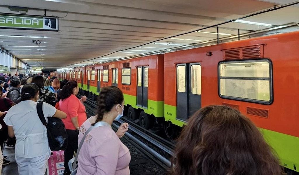 Línea 3 del Metro CDMX ‘desespera’ a usuarios por retrasos de 15 minutos: ‘Manden trenes vacíos’