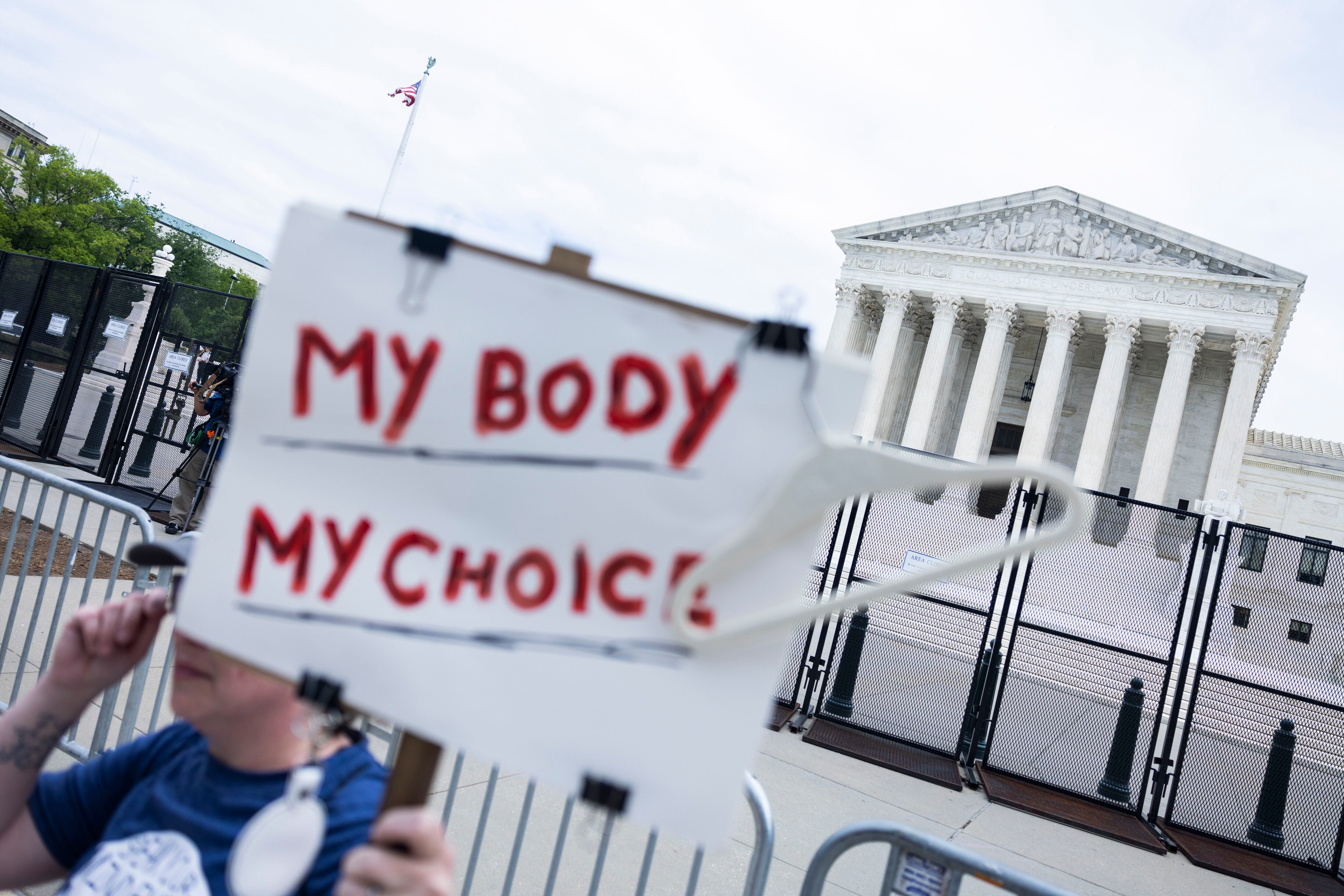 Manifestantes reúnen fuera del Tribunal Supremo de EE.UU. mientras el Senado intenta proteger el derecho al aborto en Washington.
