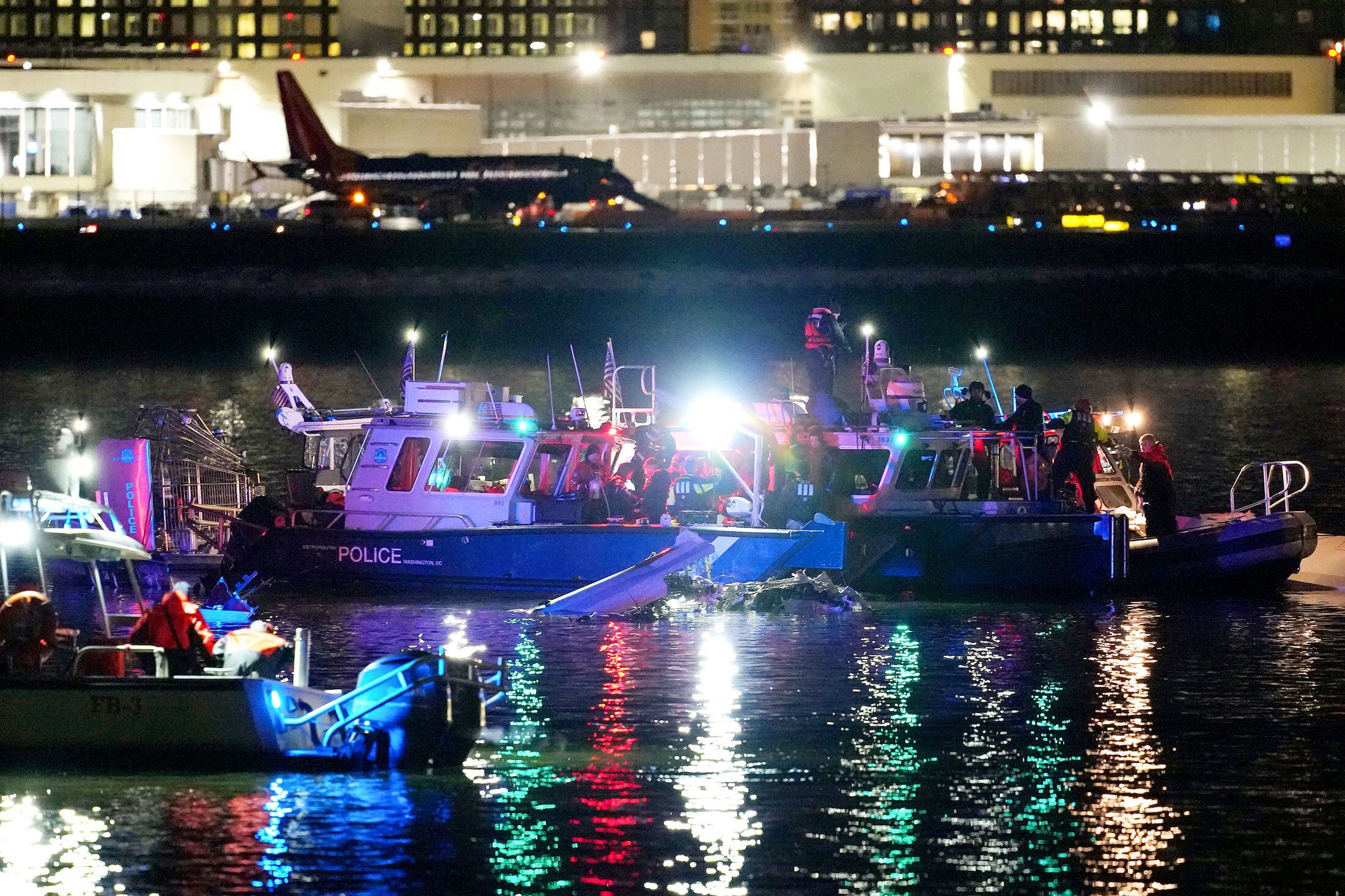 Las autoridades estadounidenses se afanan en buscar supervivientes del accidente sobre las frías aguas del río Potomac, en Washington.