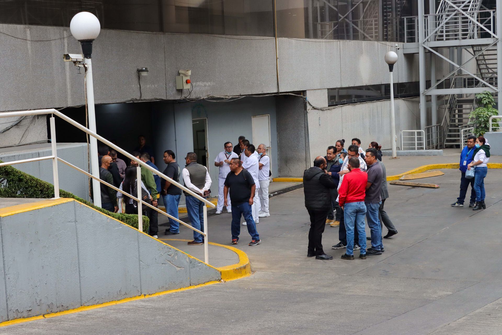 Riña entre trabajadores del IMSS y la Policía deja a un herido de bala en hospital de Gabriel Mancera