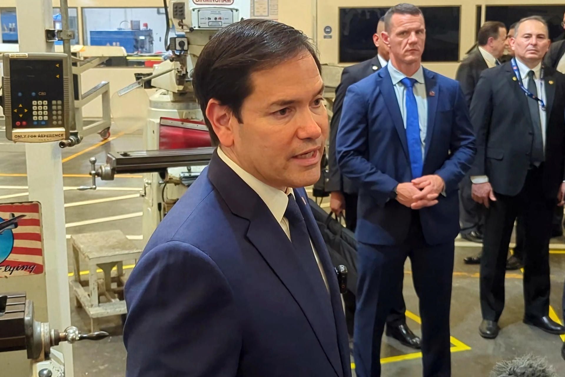 El secretario de Estado de Estados Unidos, Marco Rubio, habla con periodistas durante un viaje a El Salvador, este 3 de febrero de 2025. Foto: EFE