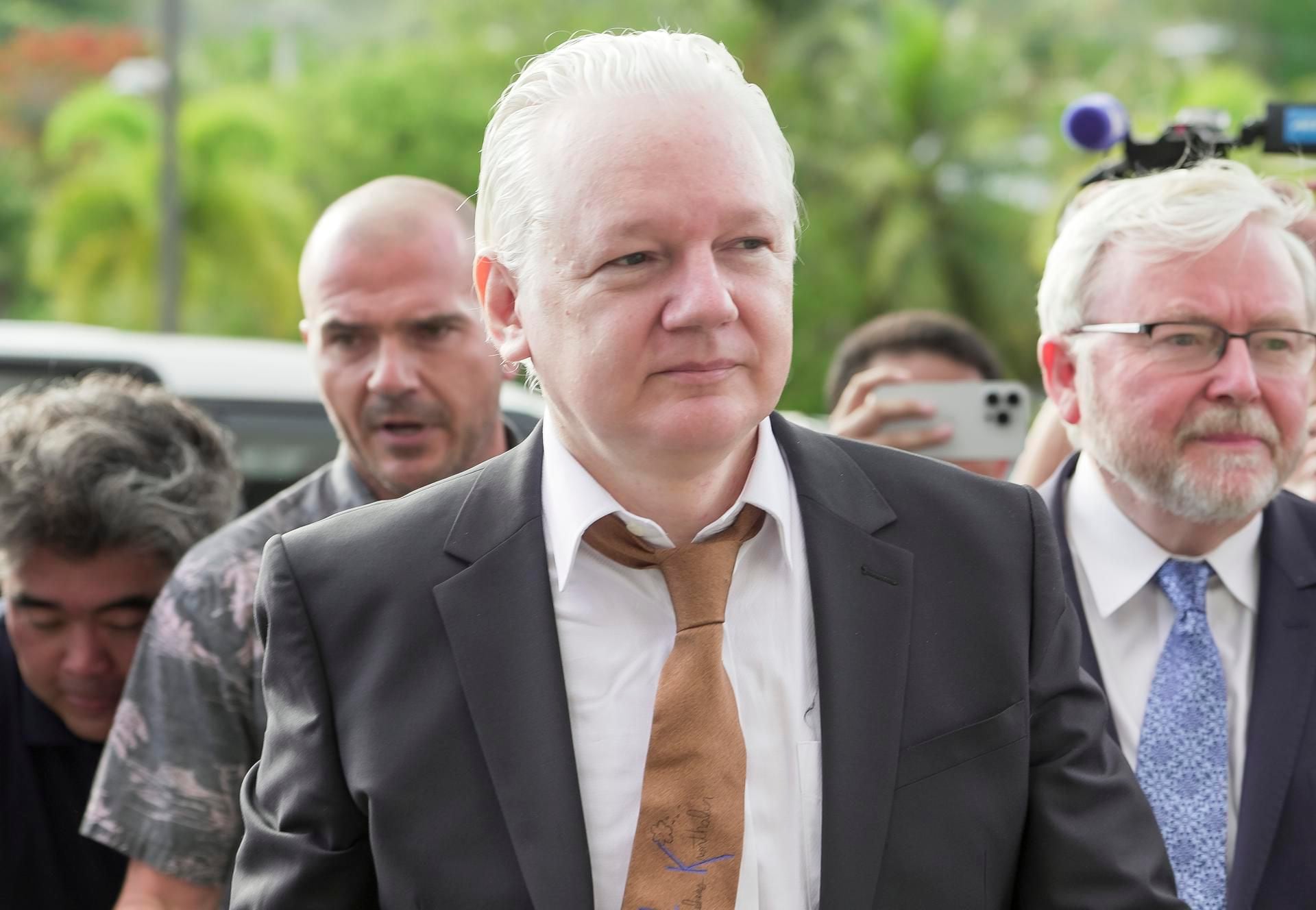 Julian Assange se declara culpable de filtrar documentos clasificados de EU; podrá volver a Australia