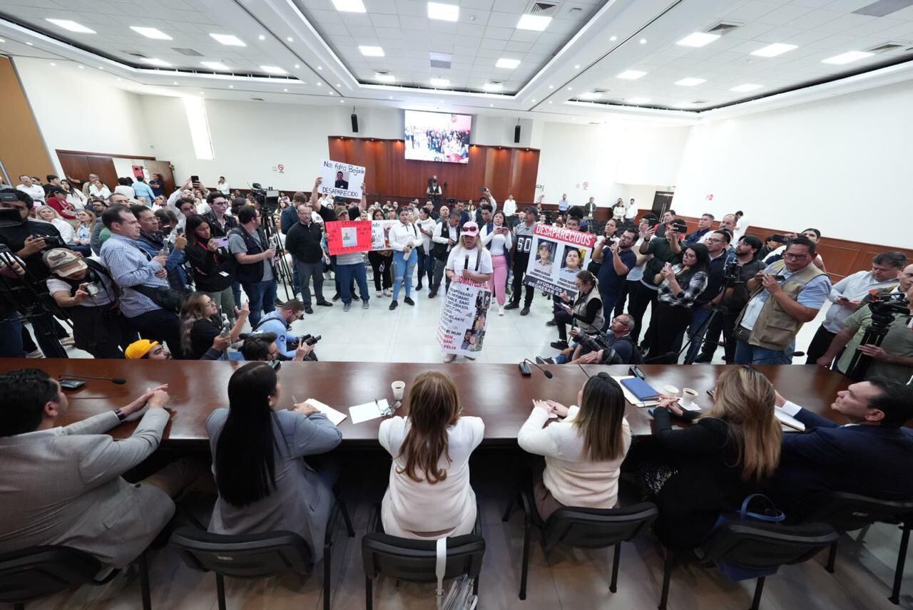 Diputados de PAN y PRI de Sinaloa recibieron al grupo de manifestantes que pedían la renuncia de Rubén Rocha.  [Fotografía. Carlos Velázquez Martínez]