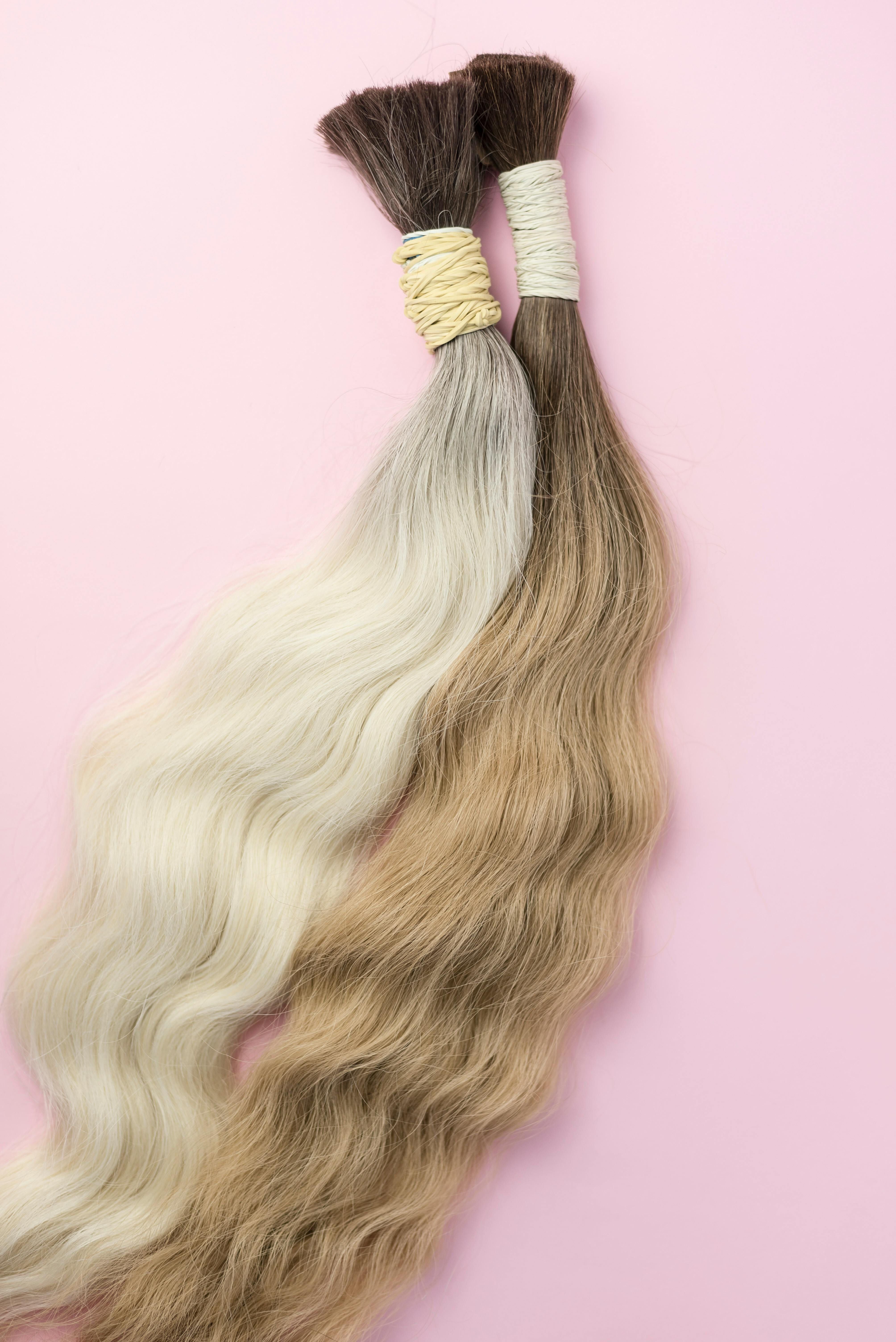 Las extensiones para cabello pueden ser naturales o sintéticas, y hay de distintos tipos. (Foto: Pexels / Alina Skazka)