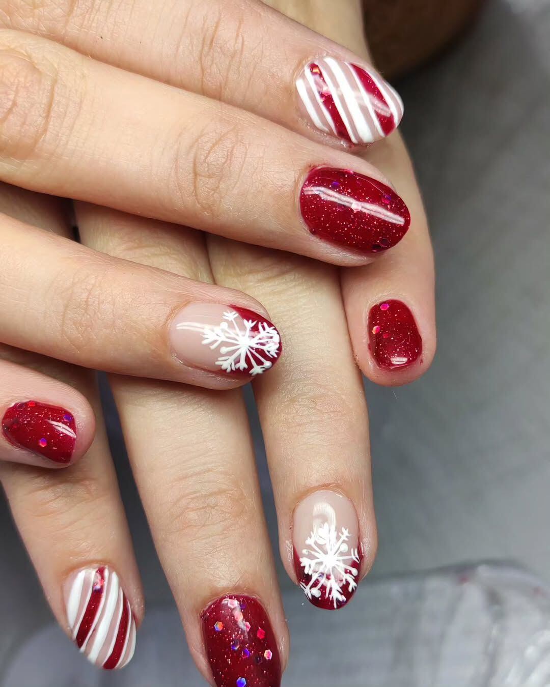 Las uñas en colores rojo y blanco son muy populares en Navidad y Año Nuevo. (Foto: Cortesía Andrea Rosas)