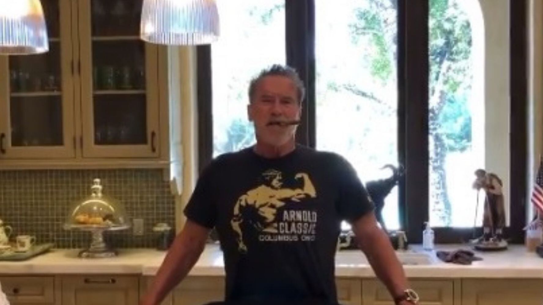 Arnold Schwarzenegger protagoniza accidente vial en Los Ángeles