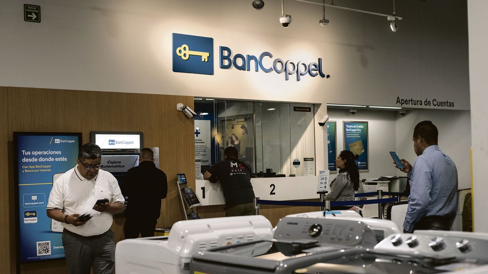 Coppel se ha visto fortalecido gracias a su banco interno que ofrece líneas de crédito a sus clientes.  [Fotografía. Bloomberg]