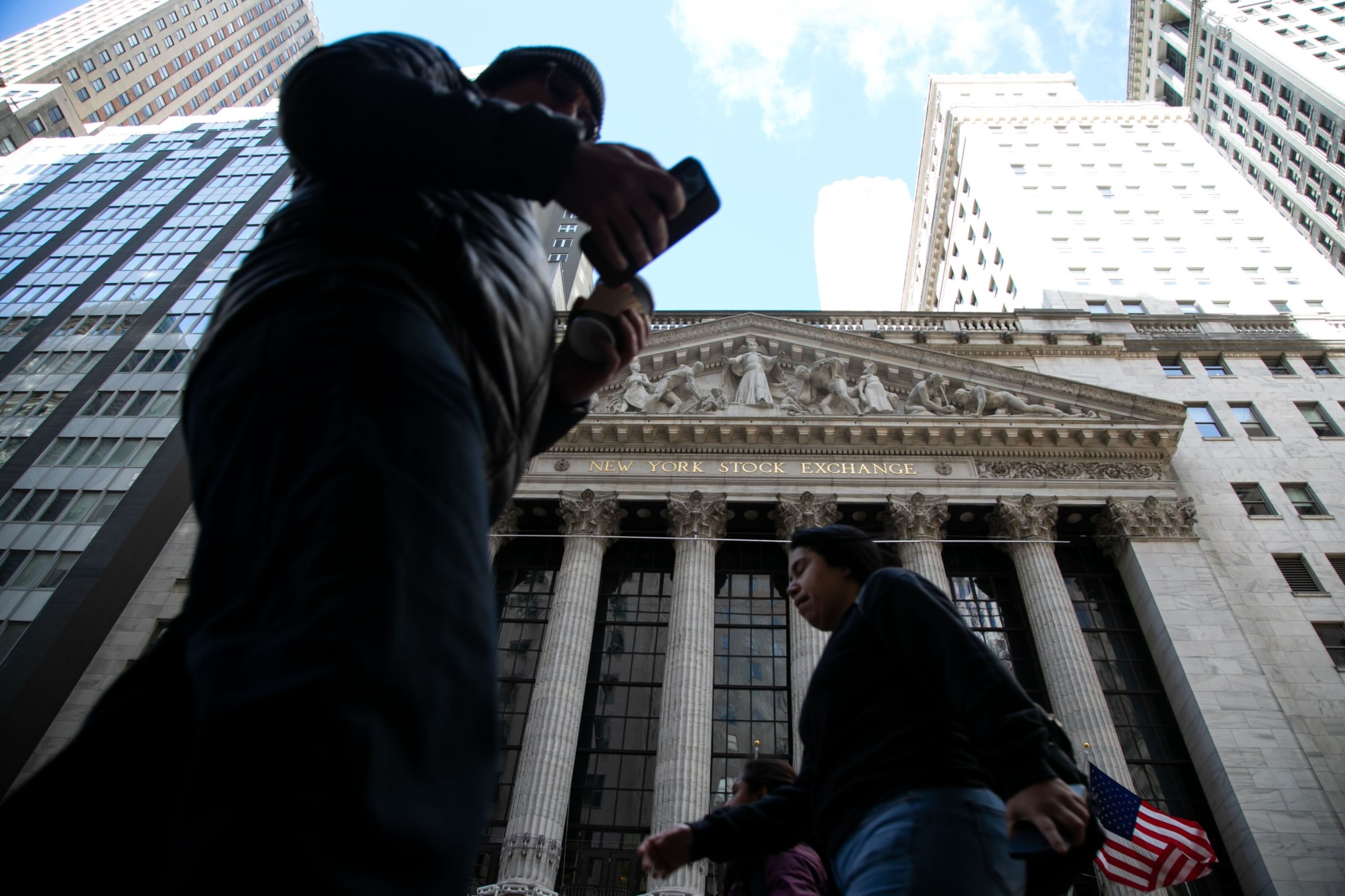 Indicadores de Wall Street sufren caídas en espera del reporte de inflación en EU
