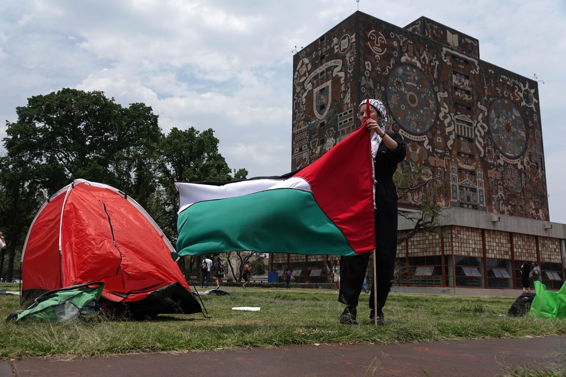 Estudiantes colocan banderas palestinas y carpas afuera de la Biblioteca Central.