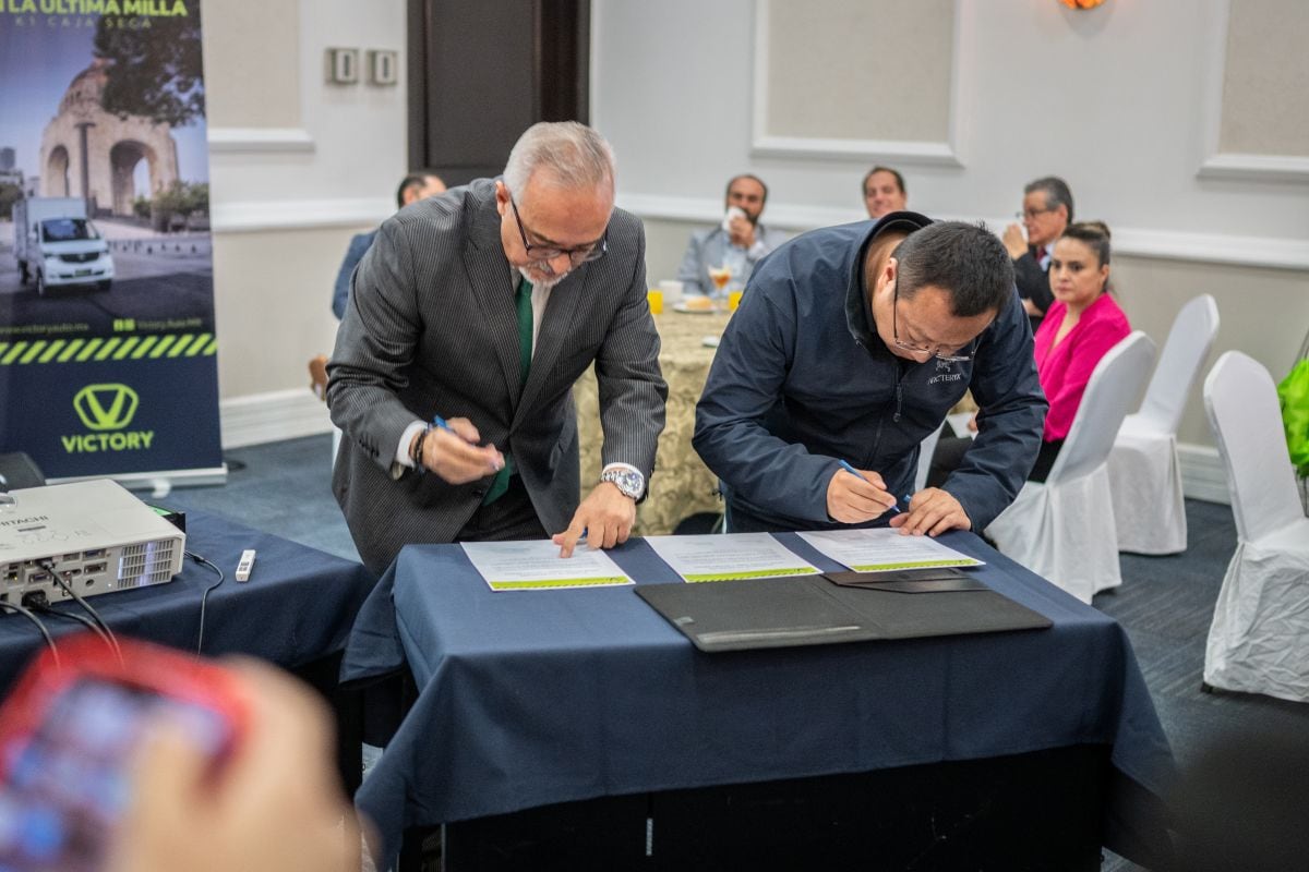 y Li Xin, director general de Victory China, en la firma de convenio.