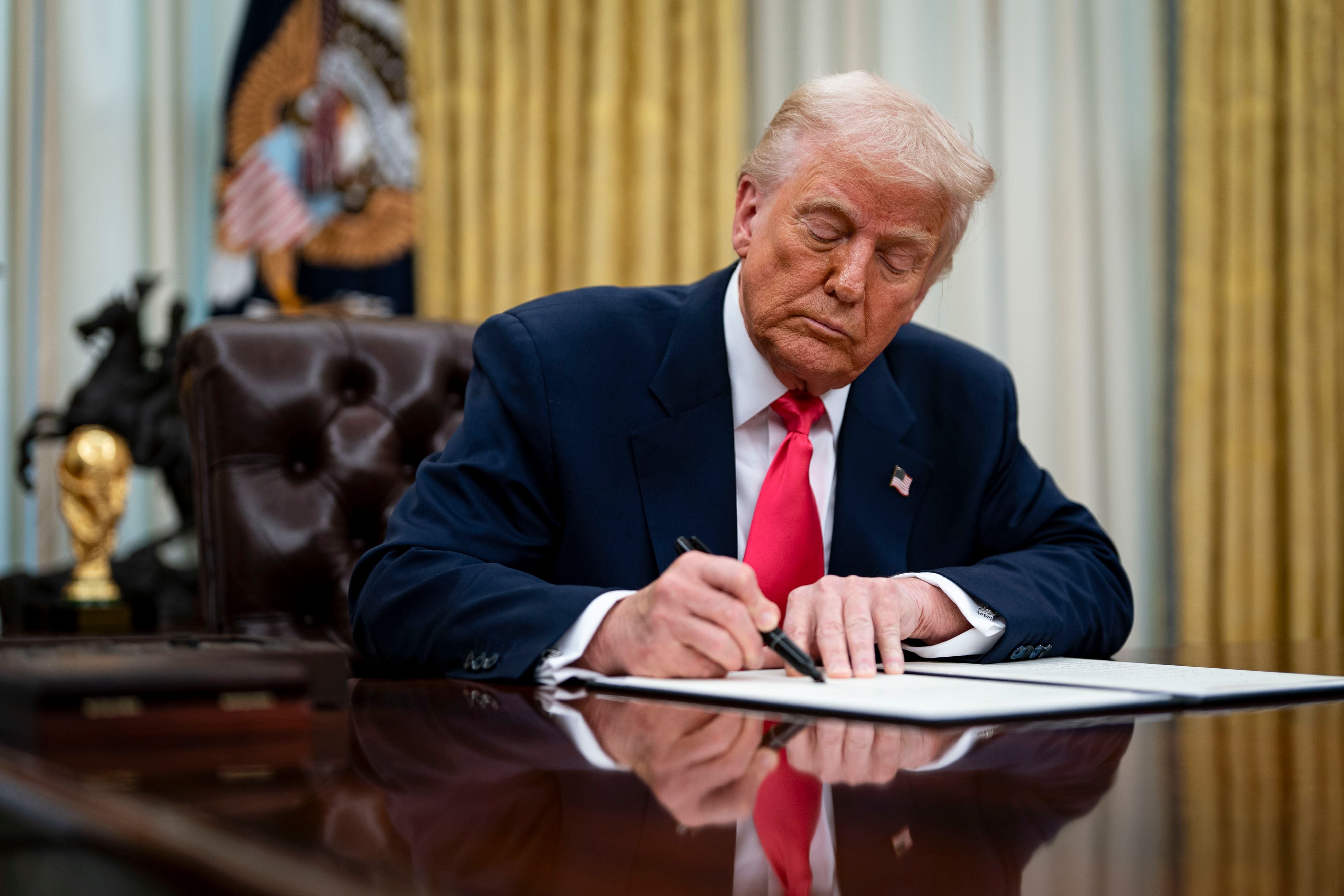 El presidente de Estados Unidos, Donald Trump, firma una orden ejecutiva en la Oficina Oval de la Casa Blanca en Washington, DC, Estados Unidos.