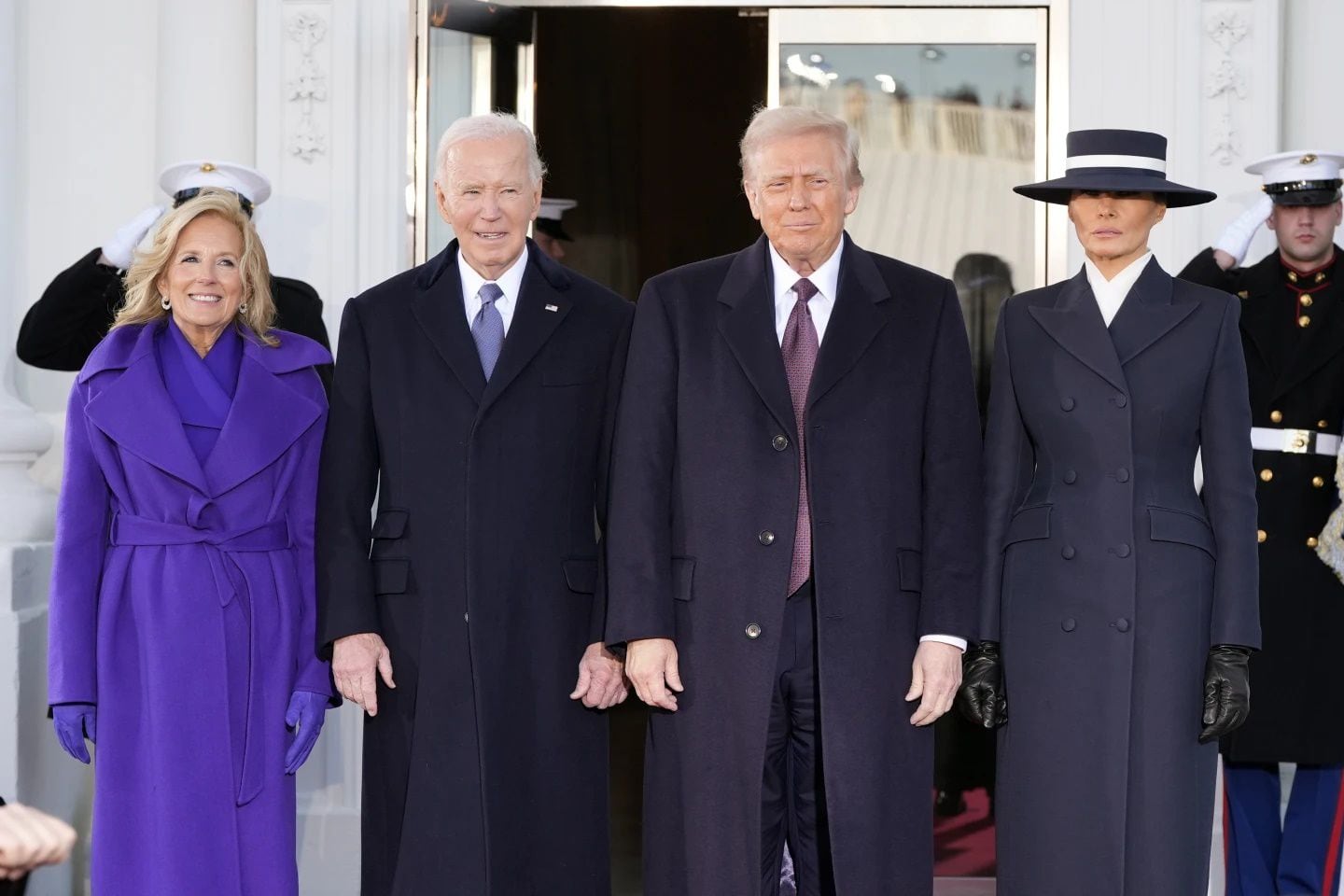 Donald Trump y Melania Trump son recibidos por el expresidente Joe Biden y la exprimera dama Jill Biden a su llegada a la Casa Blanca. Foto: AP