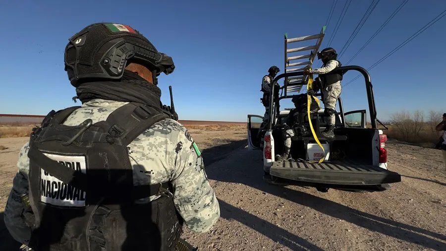 Integrantes del Ejército Mexicano y la Guardia Nacional durante el despliegue de un operativo conjunto en la línea divisoria fronteriza de Ciudad Juárez. Foto: EFE