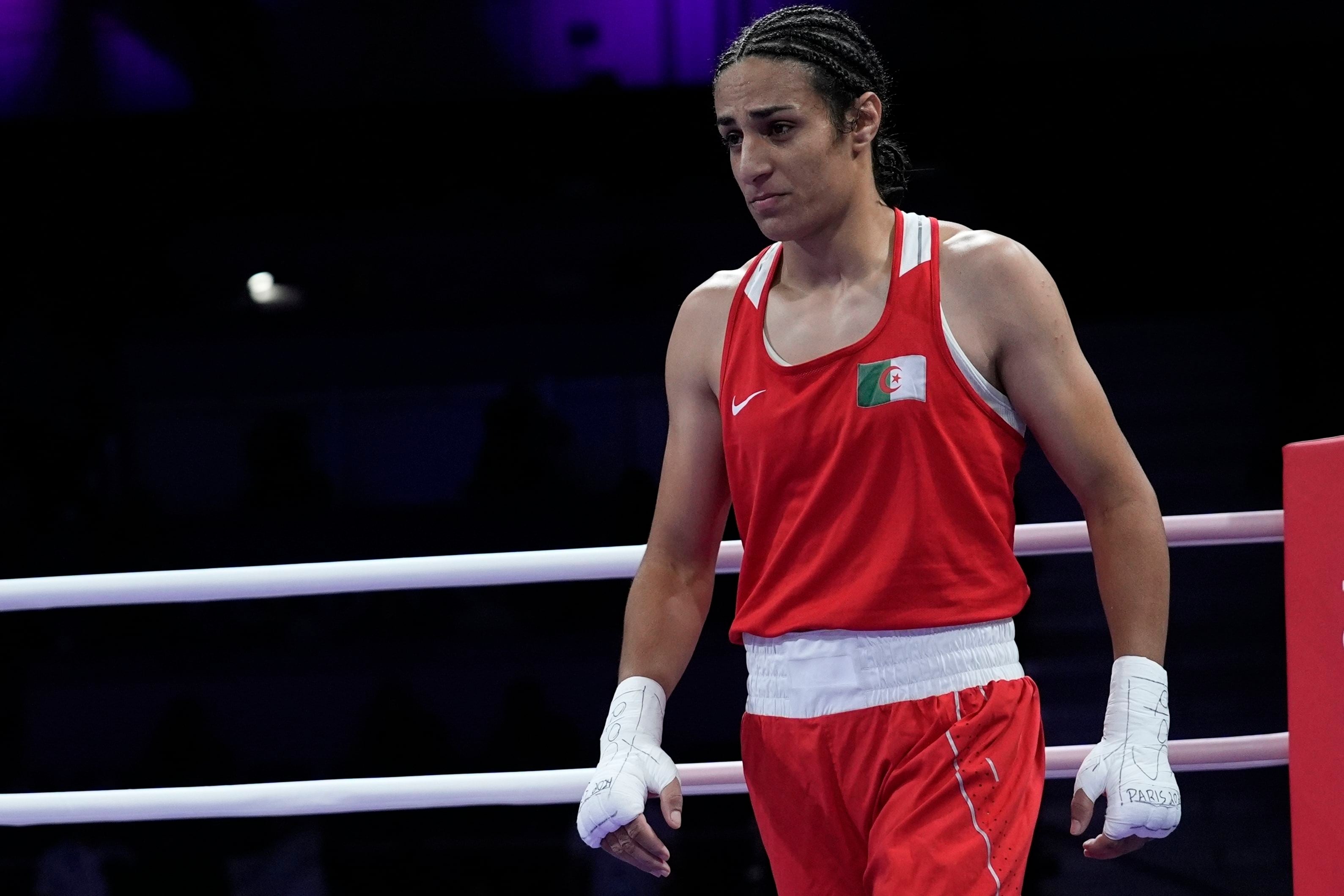 Imane Khelif, de Argelia, venció a la italiana Angela Carini en un combate de peso ligero femenino de los Juegos Olímpicos, el jueves 1 de agosto de 2024, en Villepinte, Francia. El encuentro duró 46 segundos. (AP Foto/John Locher)