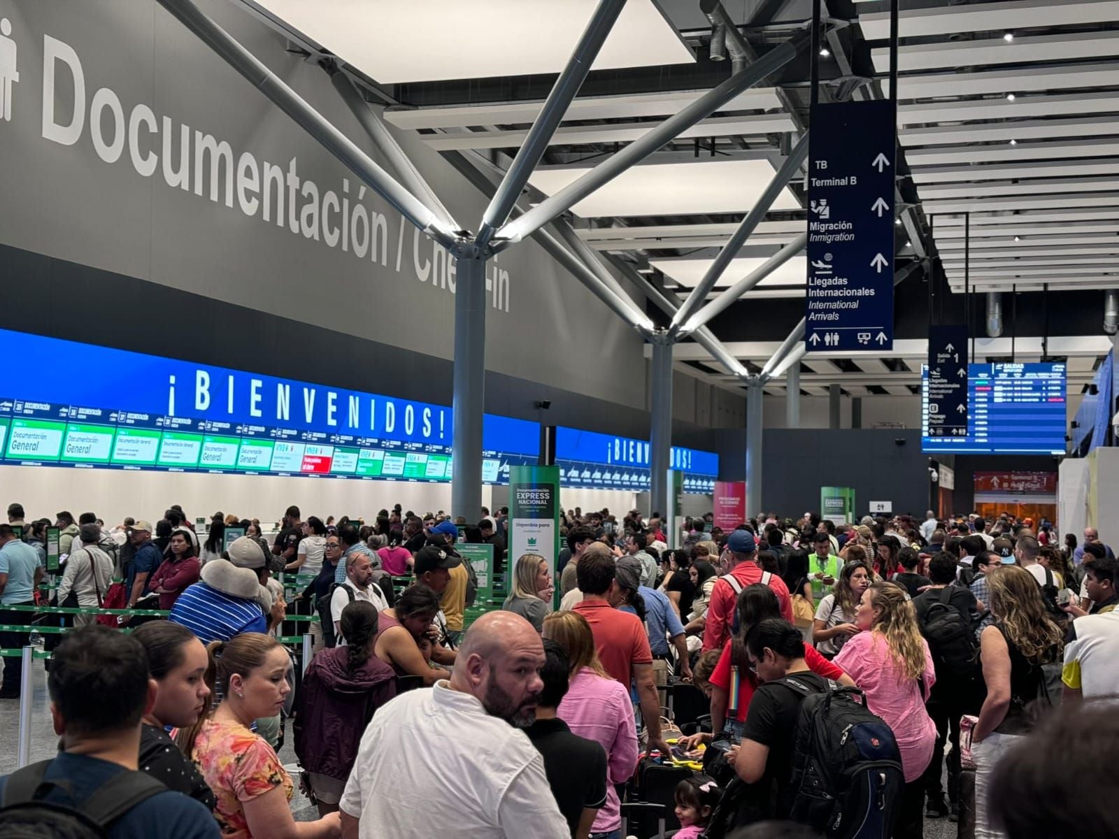 Cientos de personas esperan información en el Aeropuerto de Monterrey sobre el estatus de sus vuelos.
