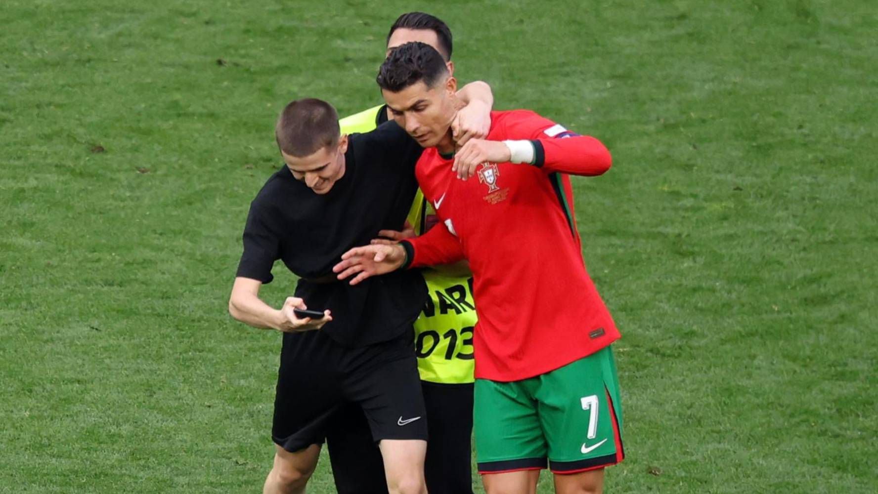 ‘Los jugadores están en peligro’: Las ‘selfies’ con Cristiano Ronaldo en la Euro preocupan al DT