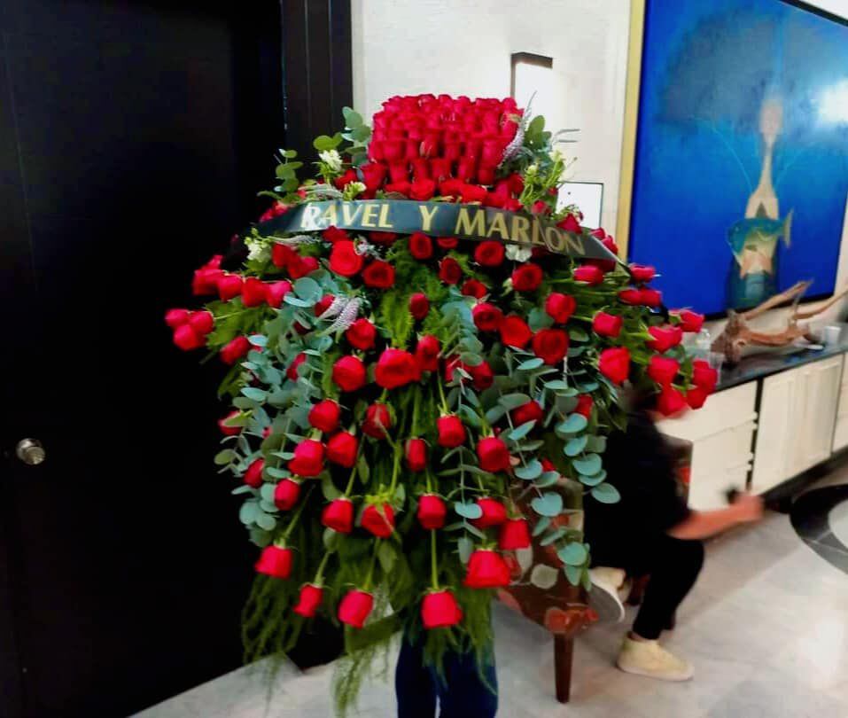 Corona de flores que le dejaron Pável y Marlon a 'La Gilbertona'. (Foto: Facebook @Lagilbertonaoficial)