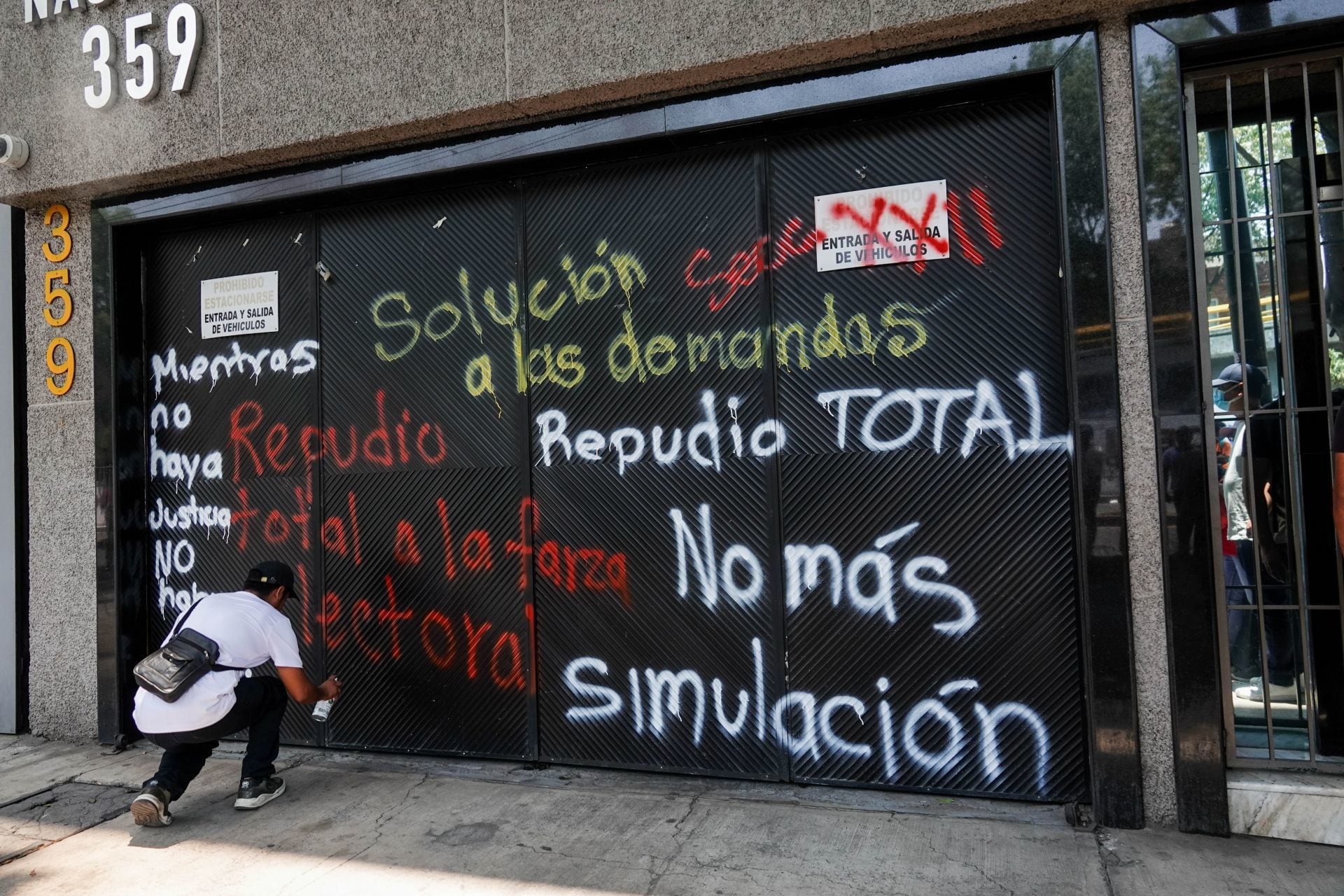 Maestros de la CNTE protestan en la sede de Morena: Esto es lo que piden