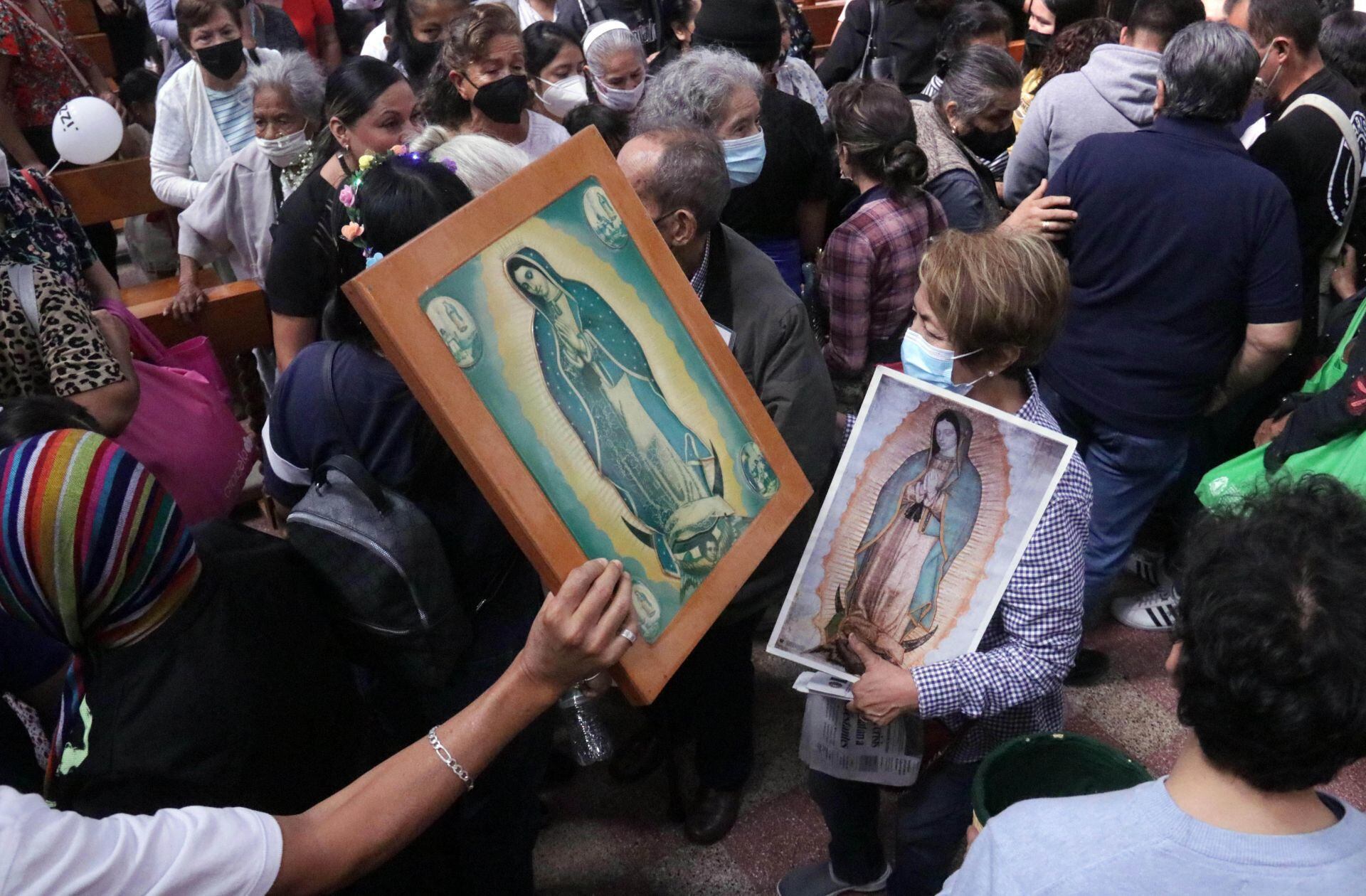 Fieles católicos acercan sus imágenes de la Virgen de Guadalupe para que sean bendecidas. 