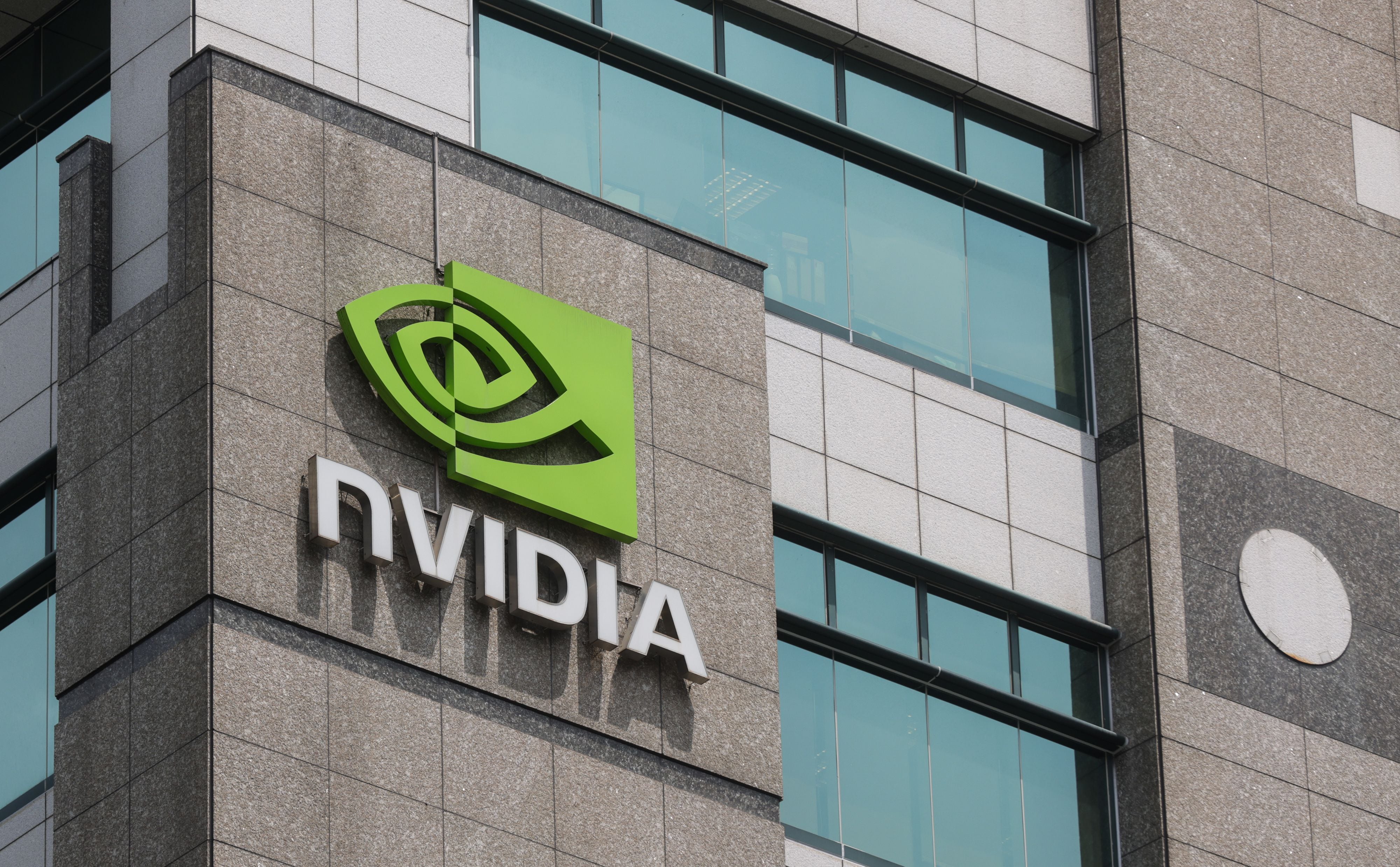 Nvidia ‘sufre’ por ‘pérdida de fe’ en empresas de IA: Valor de mercado pierde 193 mil mdd