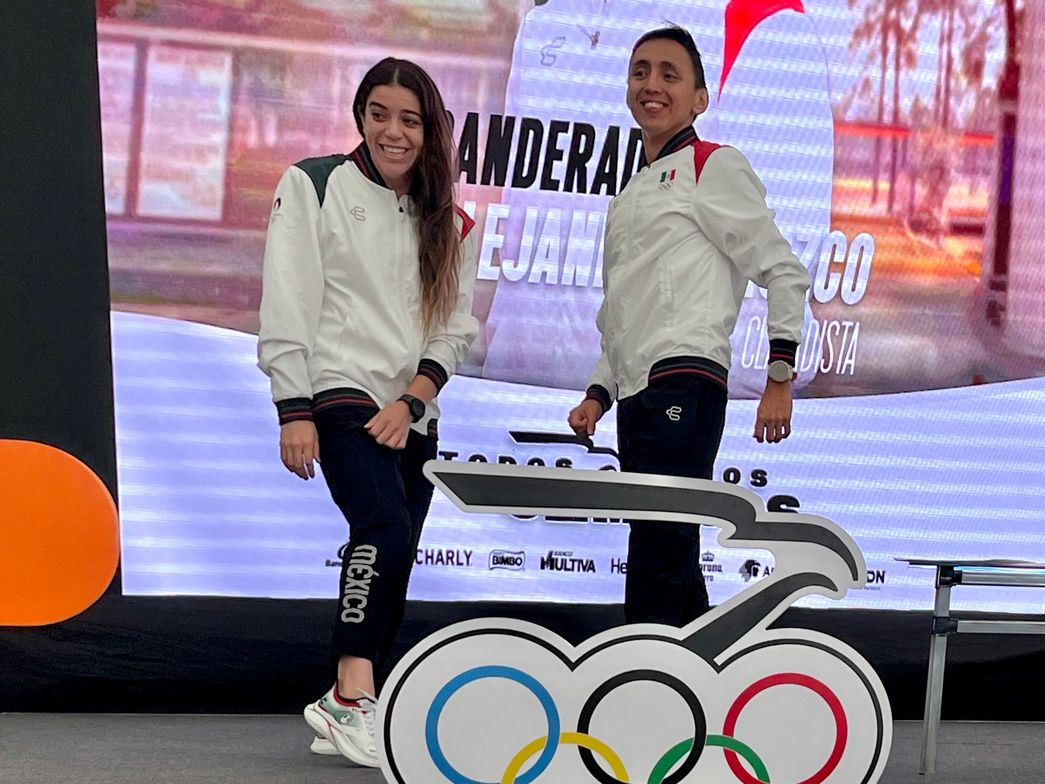 Alejandra Orozco y Emilano Hernández modelan los uniformes que los atletas mexicanos utilizarán en París 2024.
