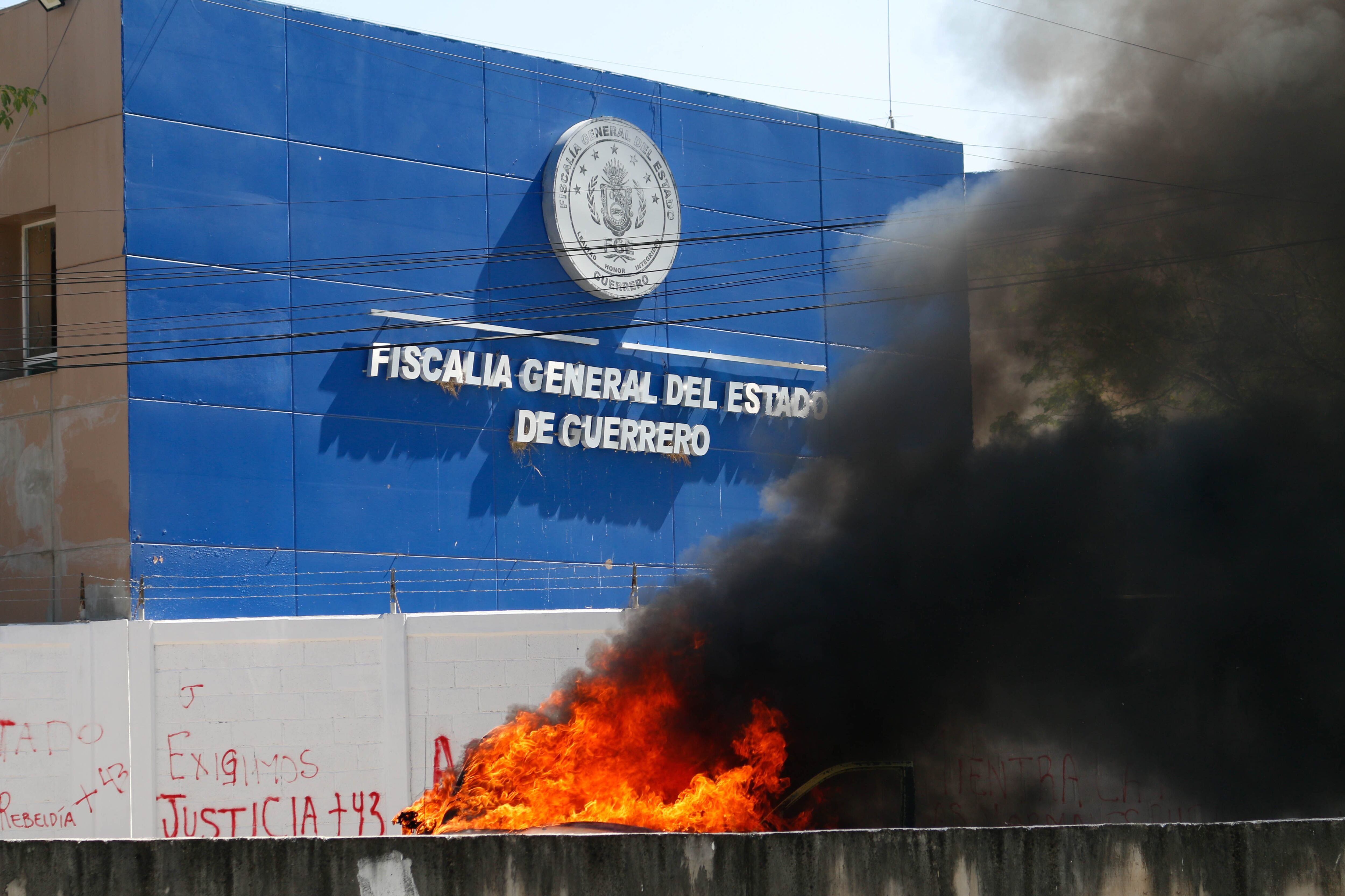 Normalistas de Ayotzinapa exigen renuncia de funcionarios de alto nivel en Guerrero para cesar protestas