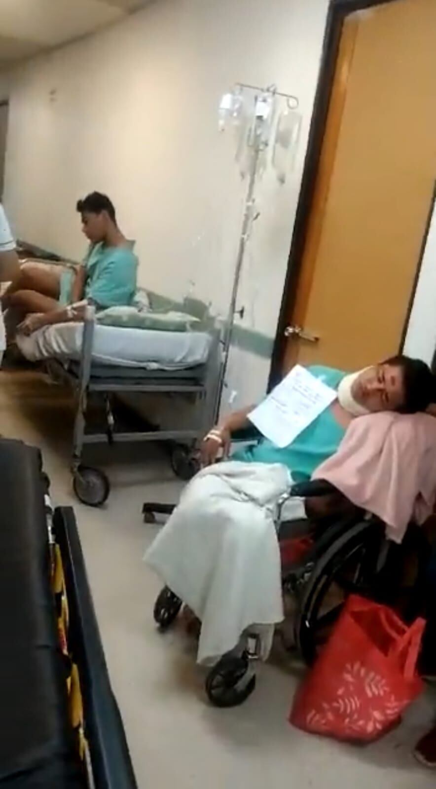 Un video compartido por un trabajador, muestra que ya no hay lugar dónde acomodar a la gente en el hospital del IMSS. 