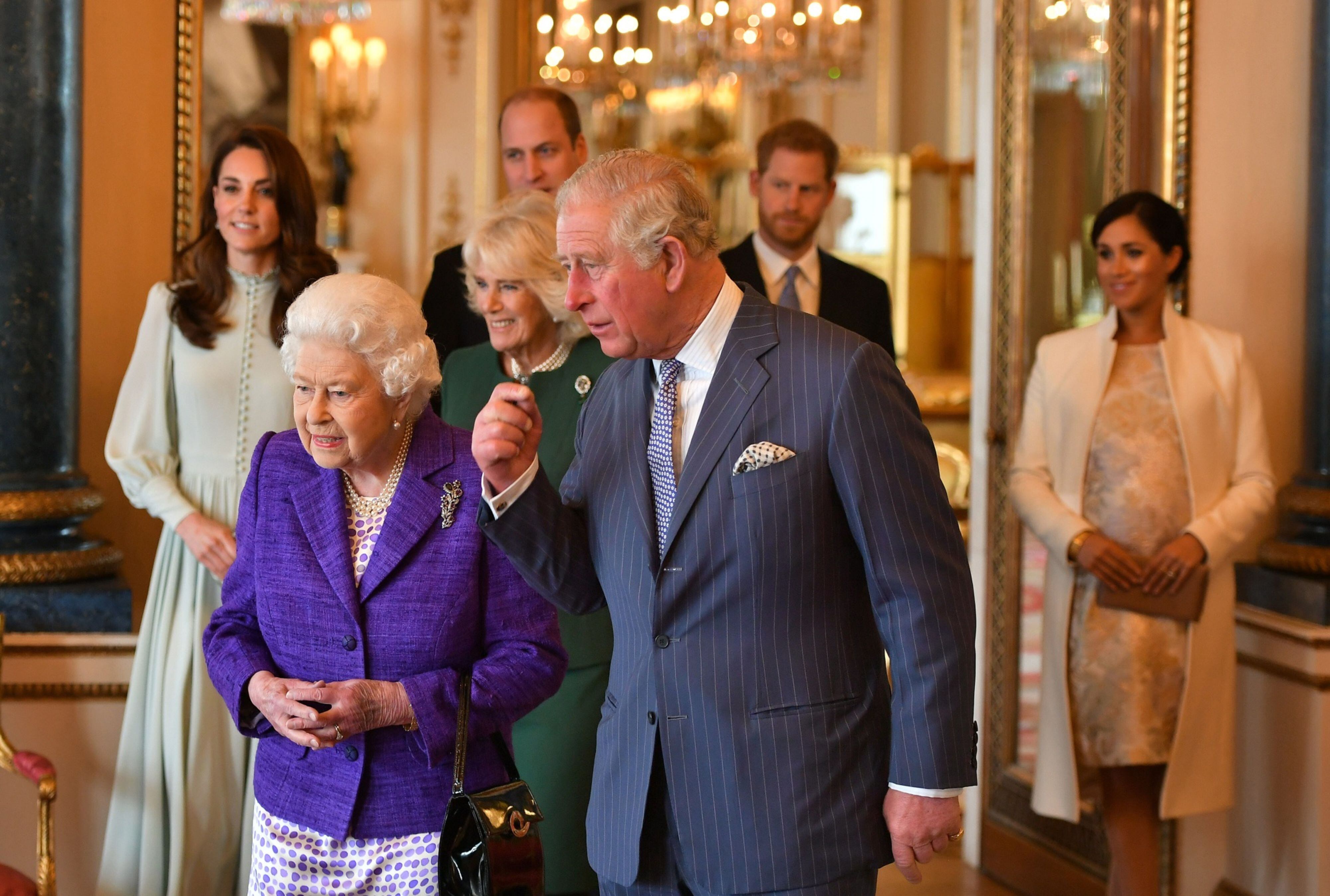 El entonces príncipe Carlos con su madre la Reina Isabel II en el Palacio de Buckingham. 