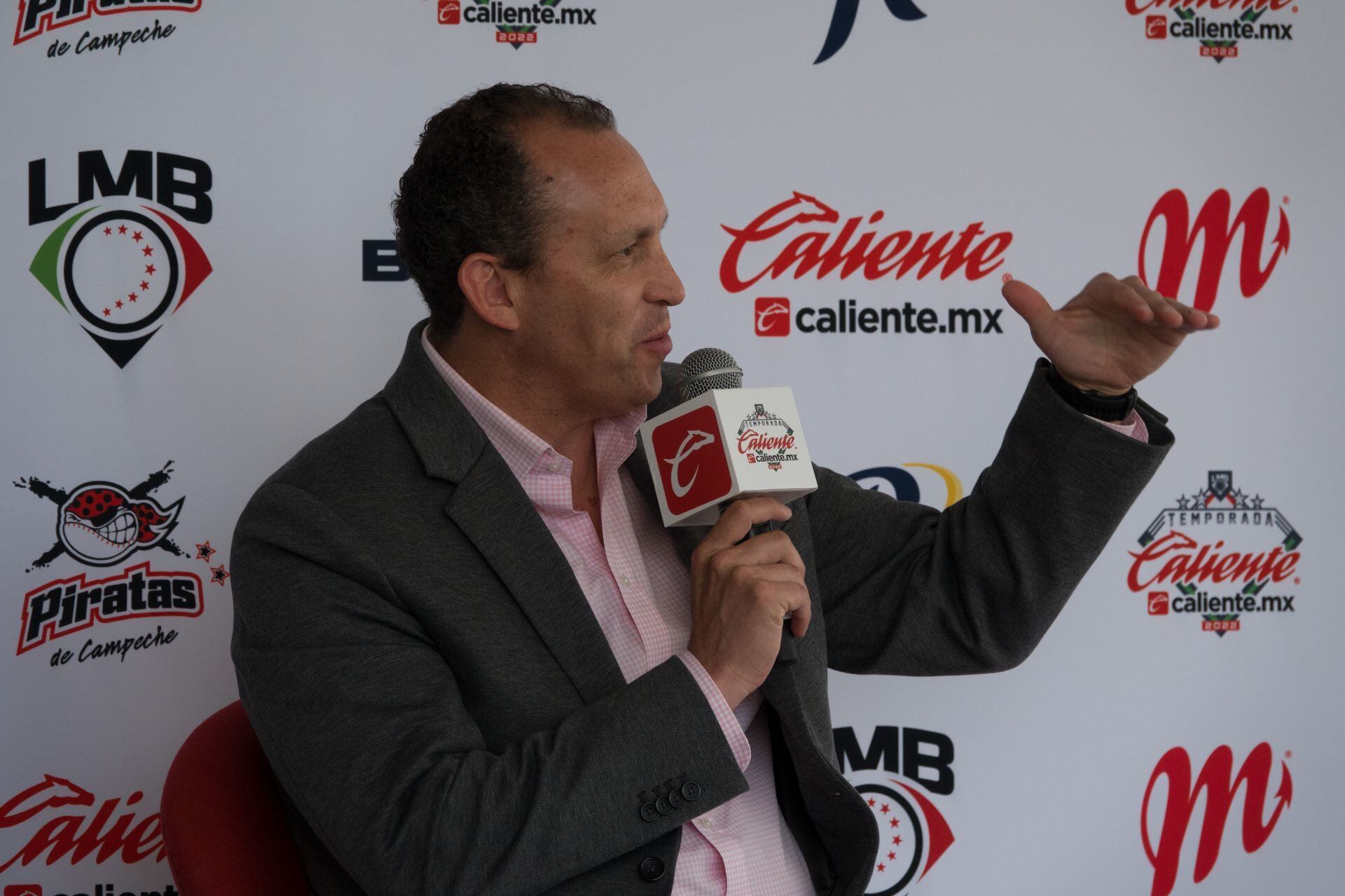 Horacio de la Vega durante la conferencia de prensa para anunciar a Caliente como patrocinador oficial de la LMB.