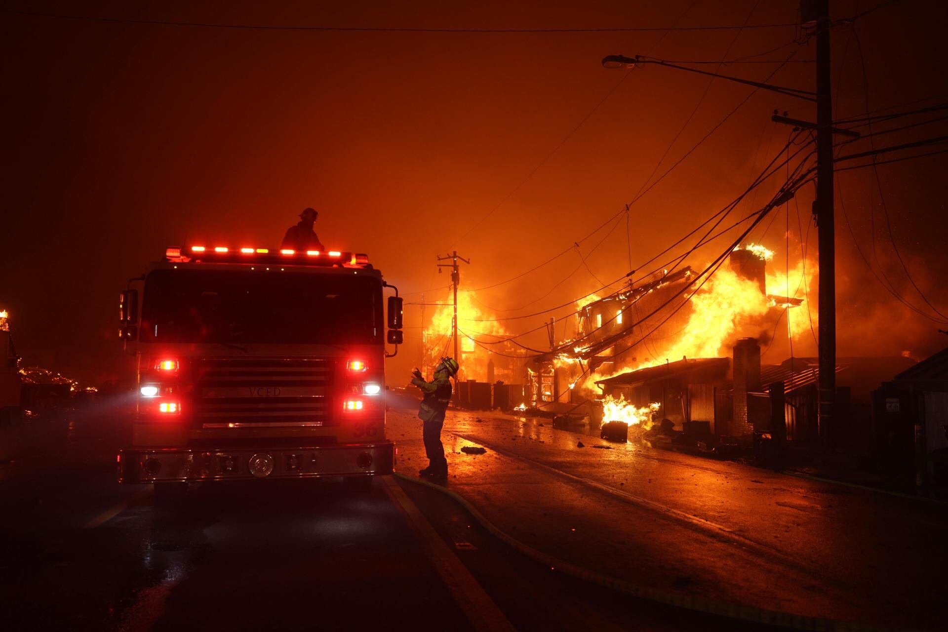 Autoridades señalaron que no hay suficientes bomberos en Los Ángeles para hacer frente a incendios de esta magnitud.
