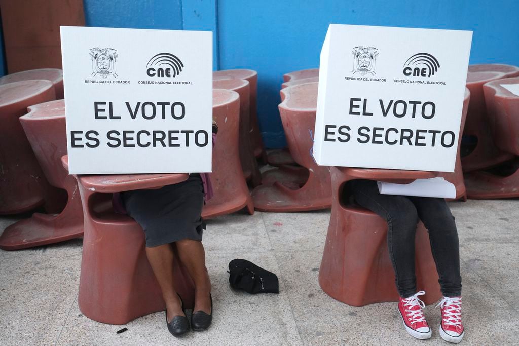 Los votantes marcan las papeletas para sufragar por su candidato durante las elecciones presidenciales en Quito, Ecuador. (Foto AP/Dolores Ochoa)